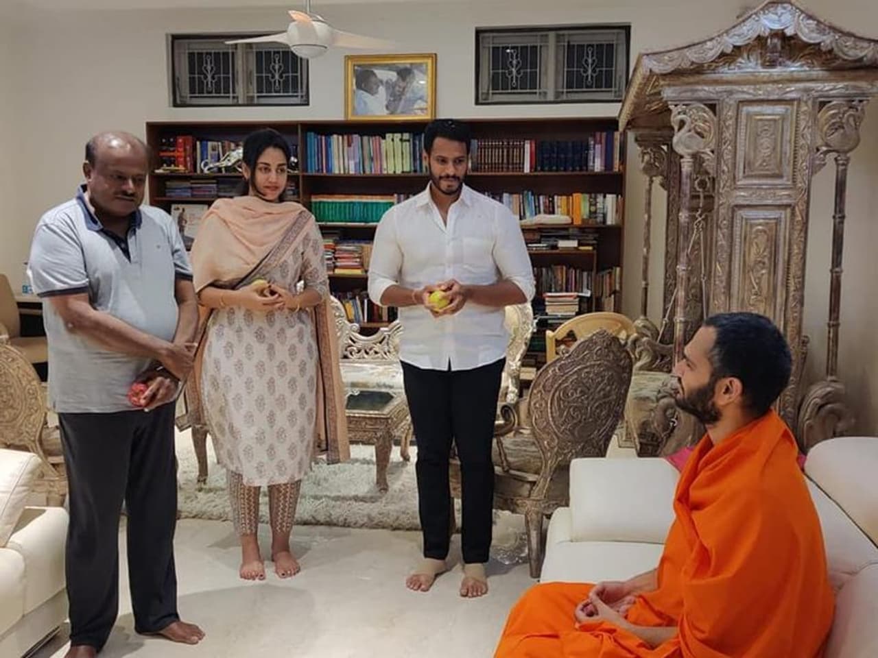 <p>ಉಪ ಚುನಾವಣೆ ಮುಗಿದ ಬೆನ್ನಲ್ಲೇ ಶ್ರೀ ನಂಜಾವಧೂತ ಸ್ವಾಮೀಜಿ ದಿಢೀರ್ ಕುಮಾರಸ್ವಾಮಿ ನಿವಾಸಕ್ಕೆ ಭೇಟಿ ನೀಡಿದ್ದಾರೆ.</p>