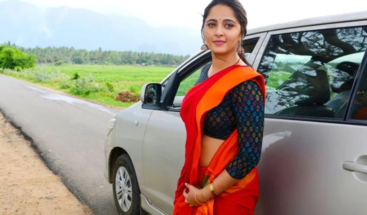 <p>தென்னிந்திய திரையுலகில், தமிழ், தெலுங்கு ஆகிய மொழிகளில் நடித்து ரசிகர்கள் மனதில் நீங்காத இடம் பிடித்த நடிகைகளில் ஒருவர் அனுஷ்கா ஷெட்டி. இவர் நடிப்பில் வெளியான பாகுபலி, பஞ்சமுகி, அருந்ததி, போன்ற படங்கள் மிகவும் பிரபலம்.</p> <p>தென்னிந்திய திரையுலகில், தமிழ், தெலுங்கு ஆகிய மொழிகளில் நடித்து ரசிகர்கள் மனதில் நீங்காத இடம் பிடித்த நடிகைகளில் ஒருவர் அனுஷ்கா ஷெட்டி. இவர் நடிப்பில் வெளியான பாகுபலி, பஞ்சமுகி, அருந்ததி, போன்ற படங்கள் மிகவும் பிரபலம்.</p>