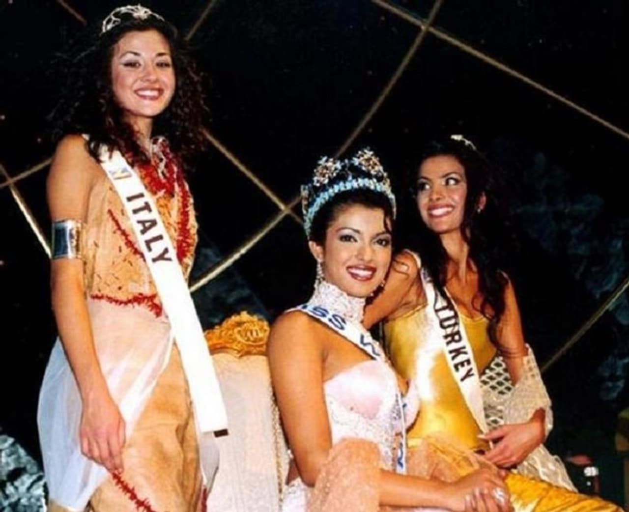 <p>ರೆಡ್ ಕಾರ್ಪೆಟ್ ಇರಲಿ, ಶೂಟಿಂಗ್ ನಡೆಯೋ ಸೆಟ್ ಇರಲಿ ಸುತ್ತಲಿರುವ ಜನರನ್ನು ಪ್ರಿಯಾಂಕ ತಮ್ಮ ಲುಕ್ನಿಂದ ಇಂಪ್ರೆಸ್ ಮಾಡುತ್ತಾರೆ.</p> <p>ರೆಡ್ ಕಾರ್ಪೆಟ್ ಇರಲಿ, ಶೂಟಿಂಗ್ ನಡೆಯೋ ಸೆಟ್ ಇರಲಿ ಸುತ್ತಲಿರುವ ಜನರನ್ನು ಪ್ರಿಯಾಂಕ ತಮ್ಮ ಲುಕ್ನಿಂದ ಇಂಪ್ರೆಸ್ ಮಾಡುತ್ತಾರೆ.</p>