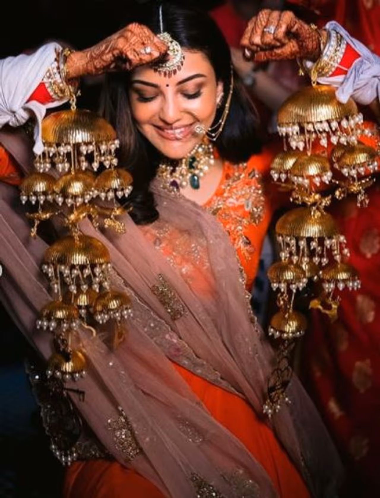 <h2> </h2><p>35 வயதிலும் தமிழ், தெலுங்கும், இந்தி சினிமாவை கலக்கியவர் காஜல் அகர்வால். கடந்த 30ம் தேதி தனது காதலரும், தொழிலதிபருமான கெளதம் கிட்சிலுவை கரம் பிடித்தார். </p> <h2> </h2><p>35 வயதிலும் தமிழ், தெலுங்கும், இந்தி சினிமாவை கலக்கியவர் காஜல் அகர்வால். கடந்த 30ம் தேதி தனது காதலரும், தொழிலதிபருமான கெளதம் கிட்சிலுவை கரம் பிடித்தார். </p>