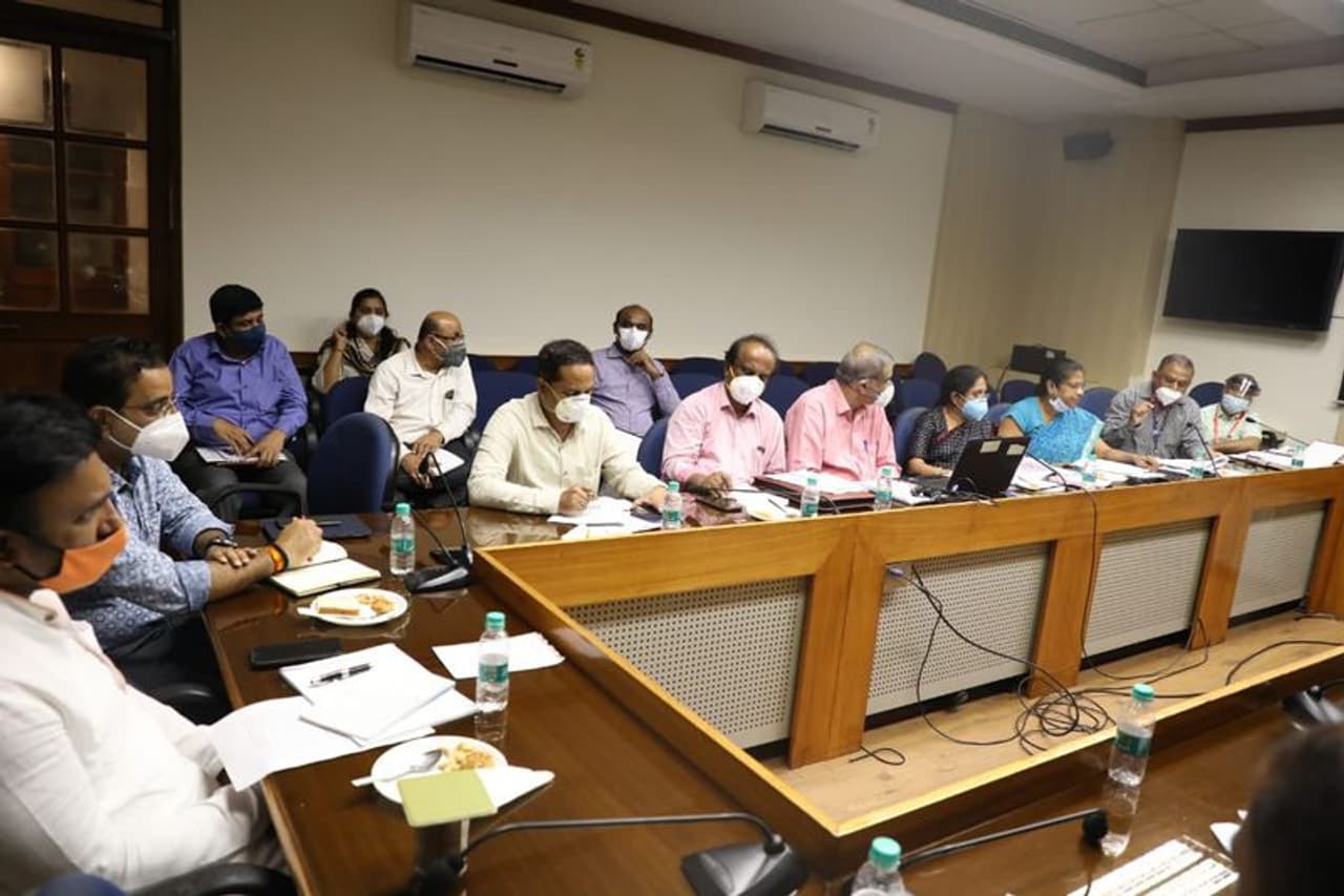 <p>ಶುಕ್ರವಾರ ವಿಧಾನಸೌಧದಲ್ಲಿ ಆರೋಗ್ಯ ಇಲಾಖೆ ಅಧಿಕಾರಿಗಳು, ಮಾಹಿತಿ ತಂತ್ರಜ್ಞಾನ ವಲಯದ ಐಡೆಕ್ ಕಂಪನಿ ಪ್ರತಿನಿಧಿಗಳು ಹಾಗೂ ತಜ್ಞರೊಂದಿಗೆ ಗುತ್ತಿಗೆ ಕರಾರು ಕರಡು ಕುರಿತು ಸಭೆ ನಡೆಸಿದರು.</p> <p>ಶುಕ್ರವಾರ ವಿಧಾನಸೌಧದಲ್ಲಿ ಆರೋಗ್ಯ ಇಲಾಖೆ ಅಧಿಕಾರಿಗಳು, ಮಾಹಿತಿ ತಂತ್ರಜ್ಞಾನ ವಲಯದ ಐಡೆಕ್ ಕಂಪನಿ ಪ್ರತಿನಿಧಿಗಳು ಹಾಗೂ ತಜ್ಞರೊಂದಿಗೆ ಗುತ್ತಿಗೆ ಕರಾರು ಕರಡು ಕುರಿತು ಸಭೆ ನಡೆಸಿದರು.</p>