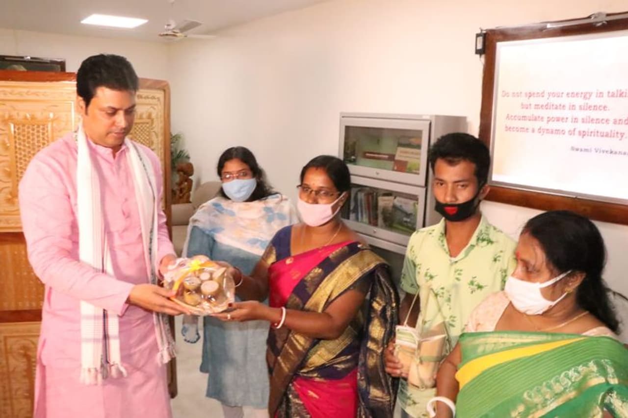 <p>ತ್ರಿಪುರಾ ಸಿಎಂ ಬಿಪ್ಲವ್ ದೇವ್ ಬಿದಿರಿನ ಕ್ಯಾಂಡಲ್‌ಗಳನ್ನು ಲಾಂಚ್ ಮಾಡಿದ್ದಾರೆ.</p>