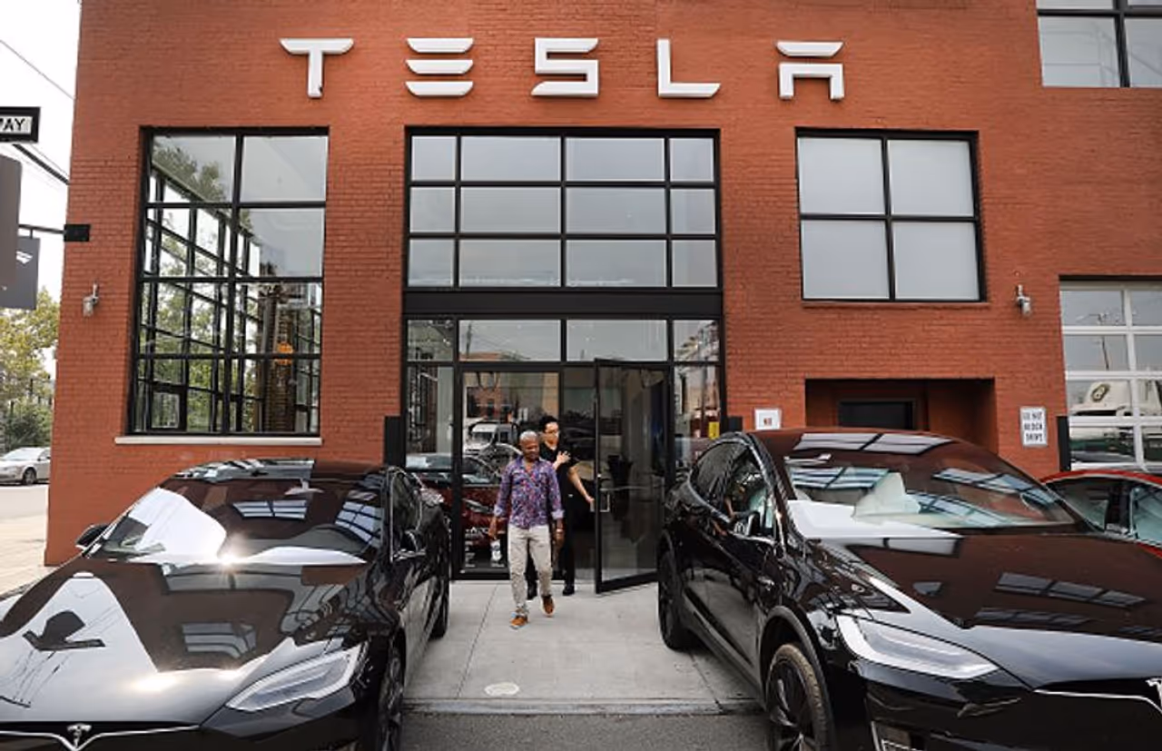 <p>ಅಮೆರಿಕ ಟೆಸ್ಲಾ ಎಲೆಕ್ಟ್ರಿಕ್ ಕಾರು ವಿಶ್ವದಲ್ಲೇ ಅತ್ಯಂತ ಜನಪ್ರಿಯ ಕಾರಾಗಿದೆ. ಅತ್ಯುತ್ತಮ ಮೈಲೇಜ್ ರೇಂಜ್, ಆರಾಮದಾಯಕ ಪ್ರಯಾಣ, ಉತ್ತಮ ಗುಣಟ್ಟ ಸೇರಿದಂತೆ ಹಲವು ಕಾರಣಗಳಿಂದ ಟೆಸ್ಲಾ ಕಾರುಗಳಿಗೆ ಬೇಡಿಕೆ ಹೆಚ್ಚಿದೆ.&nbsp;</p>