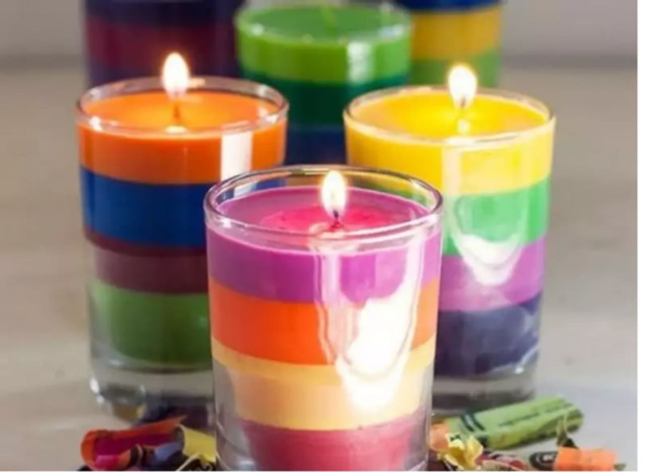 <p>ಈ ಬಾರಿ ಒಂದಷ್ಟು ನಿಯಮಾವಳಿಗಳನ್ನು ಅನುಸರಿಸಿಯೇ ಹಬ್ಬ ಆಚರಿಸಬೇಕಿದೆ. ಶಾಲೆಗಳು ತೆರೆಯದೆ ಮಕ್ಕಳೂ ಮನೆಯಲ್ಲೇ ಇದ್ದಾರೆ. ಹಳೆಯ ಕ್ರಯೋನ್ಸ್ ಇದ್ದರೆ ನೀವೂ ಮನೆಯಲ್ಲೇ ಕ್ಯಾಂಡಲ್ ತಯಾರಿಸಬಹುದು.</p> <p>ಈ ಬಾರಿ ಒಂದಷ್ಟು ನಿಯಮಾವಳಿಗಳನ್ನು ಅನುಸರಿಸಿಯೇ ಹಬ್ಬ ಆಚರಿಸಬೇಕಿದೆ. ಶಾಲೆಗಳು ತೆರೆಯದೆ ಮಕ್ಕಳೂ ಮನೆಯಲ್ಲೇ ಇದ್ದಾರೆ. ಹಳೆಯ ಕ್ರಯೋನ್ಸ್ ಇದ್ದರೆ ನೀವೂ ಮನೆಯಲ್ಲೇ ಕ್ಯಾಂಡಲ್ ತಯಾರಿಸಬಹುದು.</p>