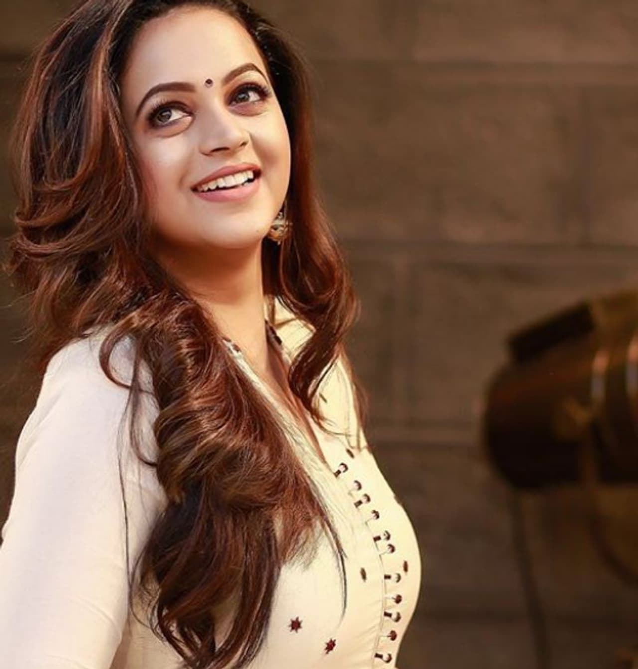 <p>രഞ്ജു രഞ്ജിമാര് ആണ് ഭാവനയ്ക്ക് മേയ്ക്കപ്പ് ചെയ്തിരിക്കുന്നത്.</p> <p>രഞ്ജു രഞ്ജിമാര് ആണ് ഭാവനയ്ക്ക് മേയ്ക്കപ്പ് ചെയ്തിരിക്കുന്നത്.</p>