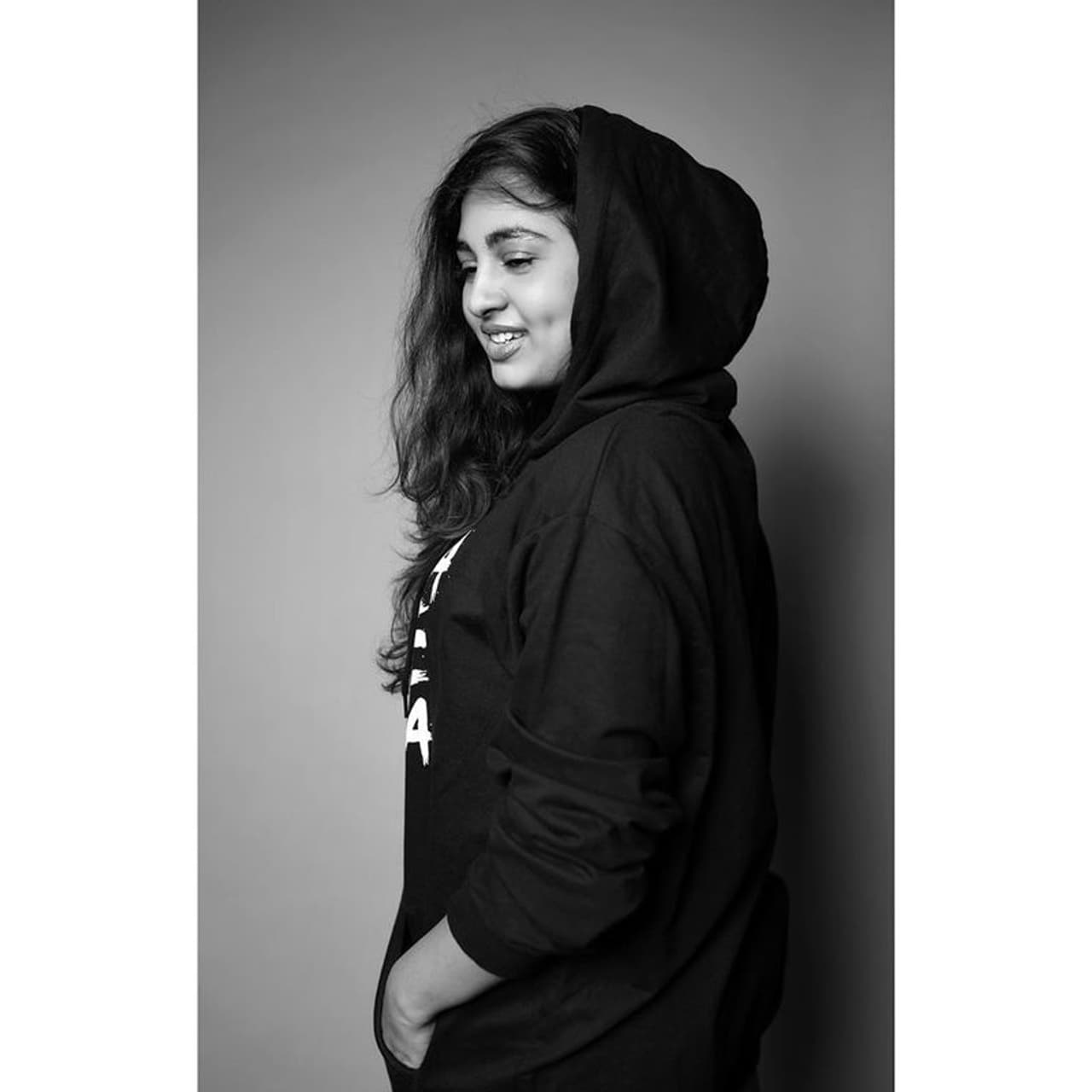 <p>சிருஷ்டி டாங்கே என்றால் பலருக்கு நினைவில் வருவது அவரின் கன்னத்தில் விழும் குழி தான். இதற்காகவே அவருக்கு நிறைய ரசிகர்கள் உள்ளனர். யுத்தம் செய், டார்லிங், மேகா ஆகிய தமிழ் படங்களில் நடித்துள்ளார்.</p> <p>சிருஷ்டி டாங்கே என்றால் பலருக்கு நினைவில் வருவது அவரின் கன்னத்தில் விழும் குழி தான். இதற்காகவே அவருக்கு நிறைய ரசிகர்கள் உள்ளனர். யுத்தம் செய், டார்லிங், மேகா ஆகிய தமிழ் படங்களில் நடித்துள்ளார்.</p>