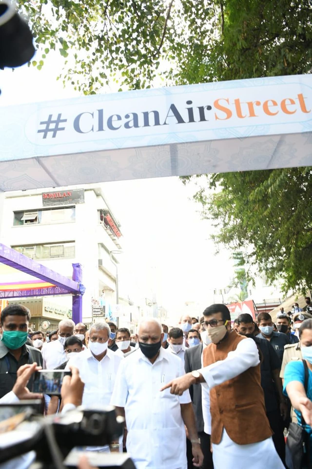 <p>ನಗರದ ಎಂ.ಜಿ.ರಸ್ತೆಯ ಚರ್ಚ್‌ ಸ್ಟ್ರೀಟ್‌ನಲ್ಲಿ ಶನಿವಾರ ನಗರ ಭೂ ಸಾರಿಗೆ ನಿರ್ದೇಶನಾಲಯ, ಯುಕೆ ಕ್ಯಾಟಪಲ್ಟ್‌ , ಭಾರತೀಯ ವಿಜ್ಞಾನ ಸಂಸ್ಥೆ (ಐಐಎಸ್‌ಸಿ) ಹಾಗೂ ಚರ್ಚ್‌ ಸ್ಟ್ರೀಟ್‌ ಆಕ್ಯುಪೆಂಟ್ಸ್‌ ಅಸೋಸಿಯೇಷನ್‌ ಸಹಯೋಗದಲ್ಲಿ ಏರ್ಪಡಿಸಿದ್ದ ಸಮಾರಂಭದಲ್ಲಿ ಯೋಜನೆಗೆ ಚಾಲನೆ ನೀಡಿದ ಯಡಿಯೂರಪ್ಪ&nbsp;</p>