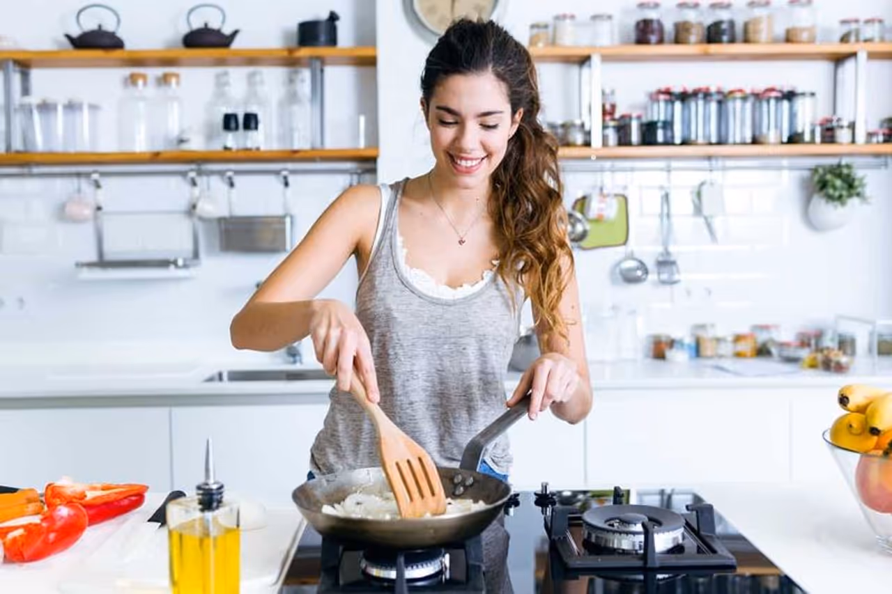 <p style="text align: justify;">ಬಿಸಿ ಪ್ಯಾನ್ ಮೇಲೆ ನಿಮ್ಮ ಕೈಯನ್ನು ಸುಟ್ಟುಹಾಕಿದ್ದೀರಾ ಅಥವಾ ನಿಮ್ಮ ತೊಡೆಯ ಮೇಲೆ ಬಿಸಿ ಕಾಫಿಯನ್ನು ಚೆಲ್ಲಿದ್ದೀರಾ, ಪಟಾಕಿ ಹಚ್ಚಲು ಹೋಗಿ ಕೈ ಸುಟ್ಟುಕೊಂಡಿದ್ದೀರಾ? ಮನೆಯ ಅಪಘಾತಗಳಲ್ಲಿ ಸುಡುವಿಕೆ ಸಾಮಾನ್ಯವಾಗಿದೆ, ವಿಶೇಷವಾಗಿ ಮಕ್ಕಳಲ್ಲಿ. ಅದೃಷ್ಟವಶಾತ್, ಹೆಚ್ಚಿನ ಪ್ರಥಮ ದರ್ಜೆಯ ಸುಟ್ಟಗಾಯಗಳು ಮತ್ತು ಎರಡನೇ ಹಂತದ ಸುಟ್ಟಗಾಯಗಳನ್ನು ಮನೆಯಲ್ಲಿಯೇ ಚಿಕಿತ್ಸೆ ನೀಡಬಹುದು.<br /> </p> <p style="text align: justify;">ಬಿಸಿ ಪ್ಯಾನ್ ಮೇಲೆ ನಿಮ್ಮ ಕೈಯನ್ನು ಸುಟ್ಟುಹಾಕಿದ್ದೀರಾ ಅಥವಾ ನಿಮ್ಮ ತೊಡೆಯ ಮೇಲೆ ಬಿಸಿ ಕಾಫಿಯನ್ನು ಚೆಲ್ಲಿದ್ದೀರಾ, ಪಟಾಕಿ ಹಚ್ಚಲು ಹೋಗಿ ಕೈ ಸುಟ್ಟುಕೊಂಡಿದ್ದೀರಾ? ಮನೆಯ ಅಪಘಾತಗಳಲ್ಲಿ ಸುಡುವಿಕೆ ಸಾಮಾನ್ಯವಾಗಿದೆ, ವಿಶೇಷವಾಗಿ ಮಕ್ಕಳಲ್ಲಿ. ಅದೃಷ್ಟವಶಾತ್, ಹೆಚ್ಚಿನ ಪ್ರಥಮ ದರ್ಜೆಯ ಸುಟ್ಟಗಾಯಗಳು ಮತ್ತು ಎರಡನೇ ಹಂತದ ಸುಟ್ಟಗಾಯಗಳನ್ನು ಮನೆಯಲ್ಲಿಯೇ ಚಿಕಿತ್ಸೆ ನೀಡಬಹುದು.<br /> </p>