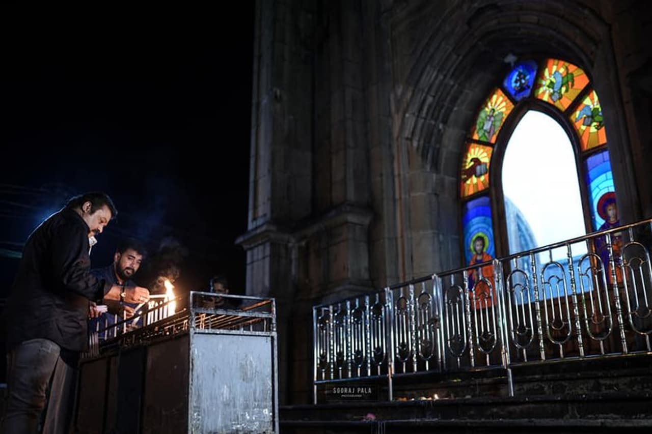 <p>പാലാ കുരിശുപള്ളിയില് മെഴുകുതിരി കത്തിക്കുന്ന സുരേഷ് ഗോപി, സംവിധായകന് മാത്യൂസ് തോമസ് ഒപ്പം</p> <p>പാലാ കുരിശുപള്ളിയില് മെഴുകുതിരി കത്തിക്കുന്ന സുരേഷ് ഗോപി, സംവിധായകന് മാത്യൂസ് തോമസ് ഒപ്പം</p>