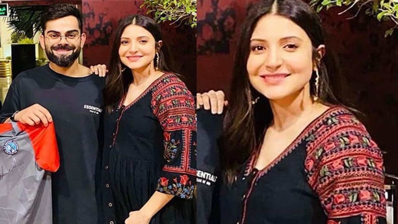 <p>విరాట్ కోహ్లీ భార్య అనుష్క శర్మ ప్రస్తుతం గర్భవతి అనే సంగతి తెలిసిందే... వీరికి వచ్చే జనవరిలో బిడ్డ పుట్టబోతోంది...</p> <p>విరాట్ కోహ్లీ భార్య అనుష్క శర్మ ప్రస్తుతం గర్భవతి అనే సంగతి తెలిసిందే... వీరికి వచ్చే జనవరిలో బిడ్డ పుట్టబోతోంది...</p>