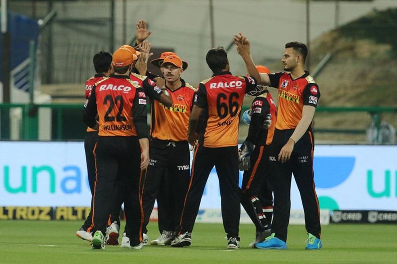 <p>ಮೊದಲ 11 ಪಂದ್ಯಗಳ ಪೈಕಿ ಕೇವಲ 4 ಪಂದ್ಯಗಳನ್ನು ಗೆದ್ದಿದ್ದ ಸನ್ರೈಸರ್ಸ್ ಹೈದರಾಬಾದ್ ಆ ಬಳಿಕ ಸತತ 3 ಪಂದ್ಯಗಳನ್ನು ಗೆದ್ದು ಪ್ಲೇ ಆಫ್ ಪ್ರವೇಶಿಸಿ ಎಲ್ಲರ ಹುಬ್ಬೇರುವಂತೆ ಮಾಡಿತ್ತು.</p> <p>ಮೊದಲ 11 ಪಂದ್ಯಗಳ ಪೈಕಿ ಕೇವಲ 4 ಪಂದ್ಯಗಳನ್ನು ಗೆದ್ದಿದ್ದ ಸನ್ರೈಸರ್ಸ್ ಹೈದರಾಬಾದ್ ಆ ಬಳಿಕ ಸತತ 3 ಪಂದ್ಯಗಳನ್ನು ಗೆದ್ದು ಪ್ಲೇ ಆಫ್ ಪ್ರವೇಶಿಸಿ ಎಲ್ಲರ ಹುಬ್ಬೇರುವಂತೆ ಮಾಡಿತ್ತು.</p>