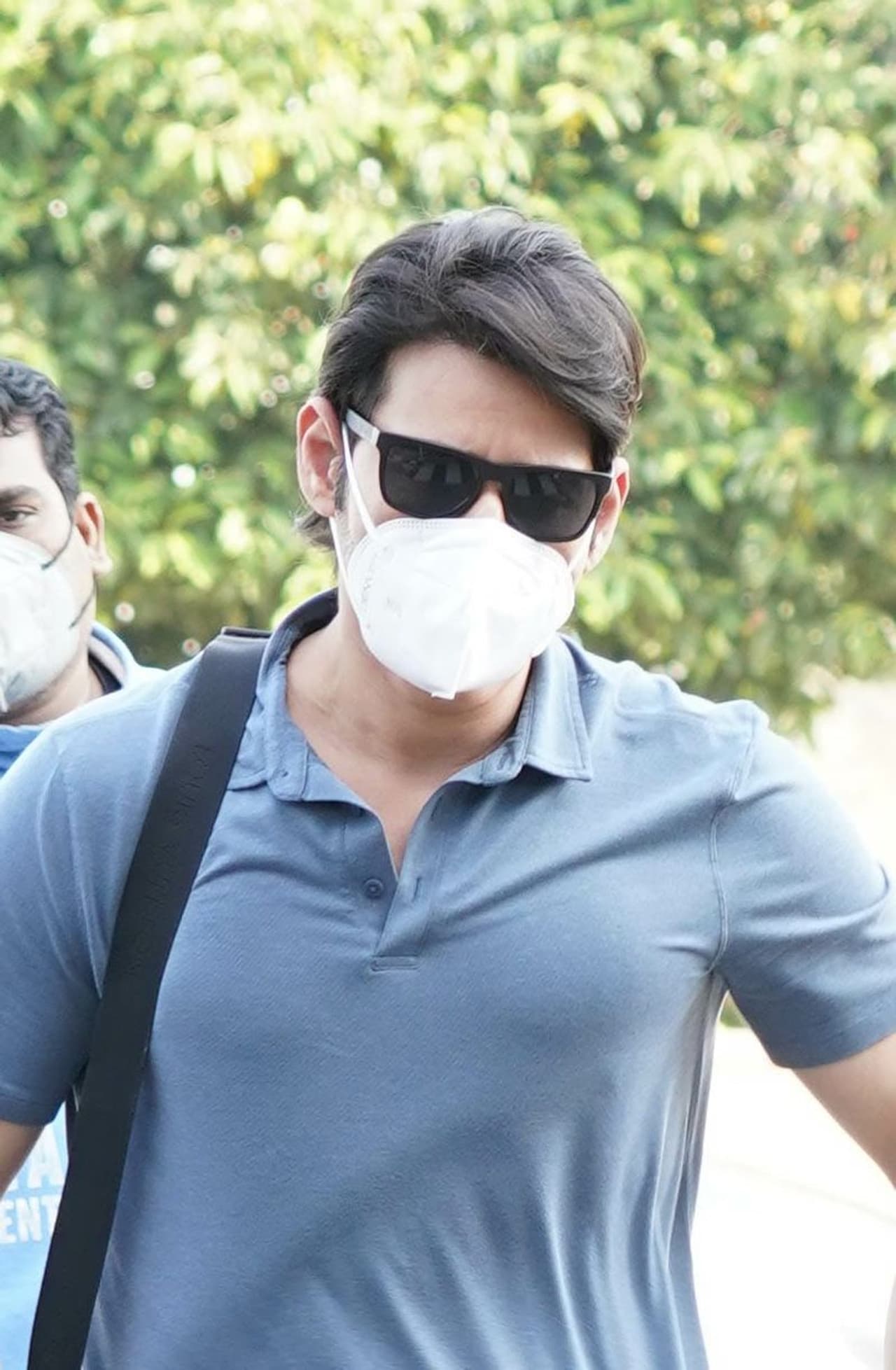 <p>సూపర్ స్టార్ మహేష్ ఏమాత్రం విరామం దొరికినా ఫ్యామిలీతో విదేశీ టూర్స్ కి చెక్కేస్తారు. ఎంత పెద్ద సూపర్ స్టార్ అయినప్పటికీ, పిల్లలు, ఫ్యామిలీకి అత్యంత ప్రాధానత్య ఇస్తారు మహేష్. ఆయన ప్రతి సినిమా ప్రారంభంలో, విడుదల తరువాత కుటుంబంతో ఖచ్చితంగా టూర్ కి వెళతారు. </p> <p>సూపర్ స్టార్ మహేష్ ఏమాత్రం విరామం దొరికినా ఫ్యామిలీతో విదేశీ టూర్స్ కి చెక్కేస్తారు. ఎంత పెద్ద సూపర్ స్టార్ అయినప్పటికీ, పిల్లలు, ఫ్యామిలీకి అత్యంత ప్రాధానత్య ఇస్తారు మహేష్. ఆయన ప్రతి సినిమా ప్రారంభంలో, విడుదల తరువాత కుటుంబంతో ఖచ్చితంగా టూర్ కి వెళతారు. </p>