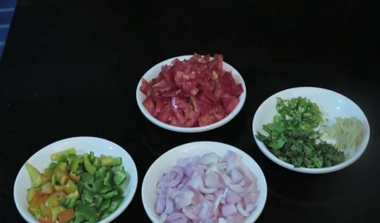 <p>ಮೊದಲು ಒಂದು ಕ್ಯಾಪ್ಸಿಕಂ, ಎರಡು ಟೊಮ್ಯಾಟೊ, ಒಂದು ಈರುಳ್ಳಿ, ಸ್ವಲ್ಪ ಶುಂಠಿ, ಹಸಿರು ಮೆಣಸಿನಕಾಯಿ ಮತ್ತು ಕೊತ್ತಂಬರಿ ಸೊಪ್ಪನ್ನು ಸಣ್ಣಗೆ ಹೆಚ್ಚಿಕೊಳ್ಳಿ.<br /> </p> <p>ಮೊದಲು ಒಂದು ಕ್ಯಾಪ್ಸಿಕಂ, ಎರಡು ಟೊಮ್ಯಾಟೊ, ಒಂದು ಈರುಳ್ಳಿ, ಸ್ವಲ್ಪ ಶುಂಠಿ, ಹಸಿರು ಮೆಣಸಿನಕಾಯಿ ಮತ್ತು ಕೊತ್ತಂಬರಿ ಸೊಪ್ಪನ್ನು ಸಣ್ಣಗೆ ಹೆಚ್ಚಿಕೊಳ್ಳಿ.<br /> </p>