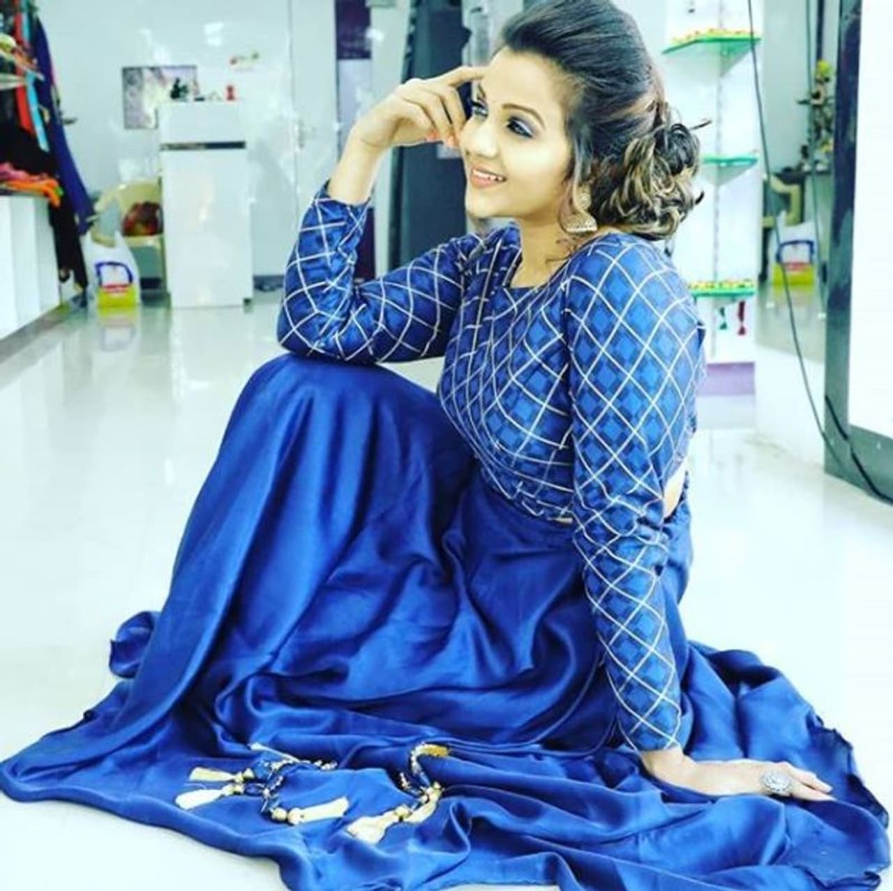 <p>நீல நிற உடையில் அமர்ந்தபடி போஸ் </p> <p>நீல நிற உடையில் அமர்ந்தபடி போஸ் </p>