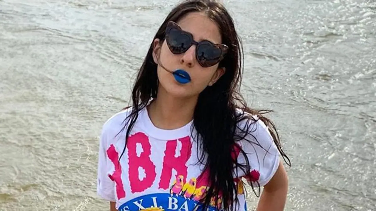 <p><strong>ಸನ್ಗ್ಲಾಸ್:</strong> ಸೂರ್ಯನ ನೇರ ಕಿರಣಗಳಿಂದ ಮುಕ್ತಿ ಪಡೆಯಲು ಸನ್ಗ್ಲಾಸ್ ಬೇಕೇ ಬೇಕು. ಇದು ಎಲ್ಲಾ ಕಾಲಕ್ಕೂ ಸೂಕ್ತವಾದ ವಸ್ತುವಾಗಿದೆ. ಆದುದರಿಂದ ಟ್ರೆಂಡಿಯಾಗಿರುವ ಯುವಿ ಪ್ರೊಟೆಕ್ಷನ್ ಸನ್ಗ್ಲಾಸ್ ಯಾವಾಗಲೂ ನಿಮ್ಮ ಬ್ಯಾಗ್ನಲ್ಲಿರಿಸಿ.<br /> </p> <p><strong>ಸನ್ಗ್ಲಾಸ್:</strong> ಸೂರ್ಯನ ನೇರ ಕಿರಣಗಳಿಂದ ಮುಕ್ತಿ ಪಡೆಯಲು ಸನ್ಗ್ಲಾಸ್ ಬೇಕೇ ಬೇಕು. ಇದು ಎಲ್ಲಾ ಕಾಲಕ್ಕೂ ಸೂಕ್ತವಾದ ವಸ್ತುವಾಗಿದೆ. ಆದುದರಿಂದ ಟ್ರೆಂಡಿಯಾಗಿರುವ ಯುವಿ ಪ್ರೊಟೆಕ್ಷನ್ ಸನ್ಗ್ಲಾಸ್ ಯಾವಾಗಲೂ ನಿಮ್ಮ ಬ್ಯಾಗ್ನಲ್ಲಿರಿಸಿ.<br /> </p>