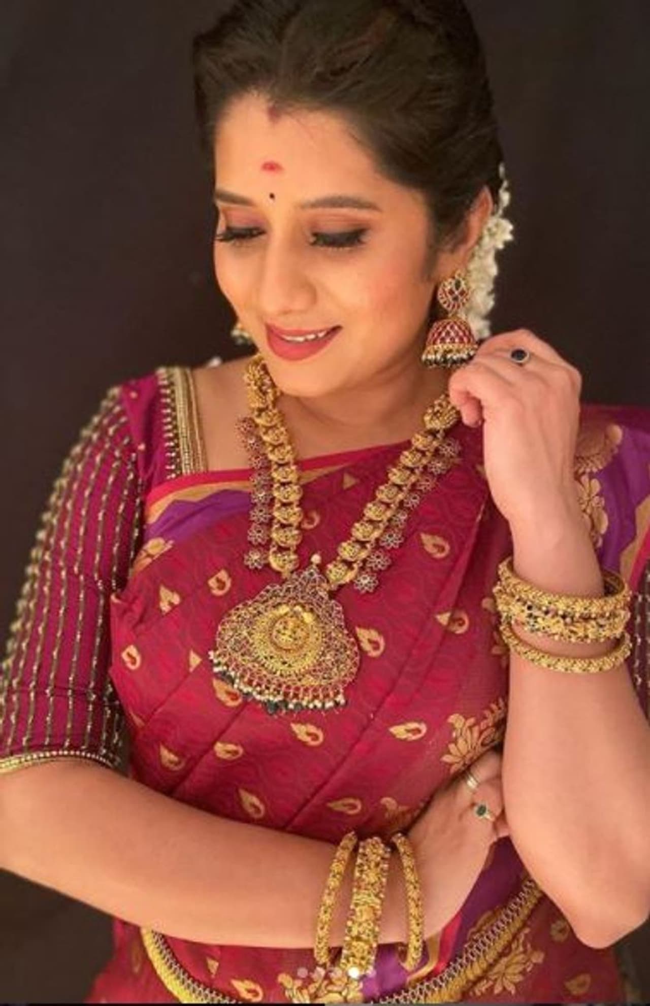 <p>சேலை கட்டி குனிந்த தலை நிமிராமல் போஸ் கொடுத்த பிரியங்கா </p> <p>சேலை கட்டி குனிந்த தலை நிமிராமல் போஸ் கொடுத்த பிரியங்கா </p>