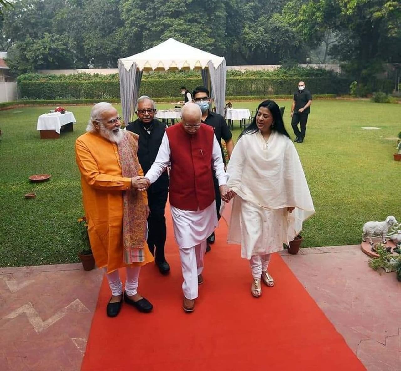 <p>ಅಟಲ್ ಬಿಹಾರಿ ವಾಜಪೇಯಿ ನೇತೃತ್ವದ ಸರ್ಕಾರದಲ್ಲಿ ಗೃಹ ಸಚಿವ ಮತ್ತು ಉಪ ಪ್ರಧಾನ ಮಂತ್ರಿಯಾಗಿದ್ದ ಅಡ್ವಾಣಿ ದೇಶದ ಅಭಿವೃದ್ಧಿಯಲ್ಲಿ ಮಹತ್ವದ ಪಾತ್ರ ವಹಿಸಿದ್ದಾರೆ. ಪಕ್ಷವನ್ನು ಜನರ ಬಳಿಗೆ ಕೊಂಡೊಯ್ದಿದ್ದು ಅಡ್ವಾಣಿ ಎಂದು ಮೋದಿ ವ್ಯಾಖ್ಯಾನ ಮಾಡಿದ್ದಾರೆ.</p> <p>ಅಟಲ್ ಬಿಹಾರಿ ವಾಜಪೇಯಿ ನೇತೃತ್ವದ ಸರ್ಕಾರದಲ್ಲಿ ಗೃಹ ಸಚಿವ ಮತ್ತು ಉಪ ಪ್ರಧಾನ ಮಂತ್ರಿಯಾಗಿದ್ದ ಅಡ್ವಾಣಿ ದೇಶದ ಅಭಿವೃದ್ಧಿಯಲ್ಲಿ ಮಹತ್ವದ ಪಾತ್ರ ವಹಿಸಿದ್ದಾರೆ. ಪಕ್ಷವನ್ನು ಜನರ ಬಳಿಗೆ ಕೊಂಡೊಯ್ದಿದ್ದು ಅಡ್ವಾಣಿ ಎಂದು ಮೋದಿ ವ್ಯಾಖ್ಯಾನ ಮಾಡಿದ್ದಾರೆ.</p>