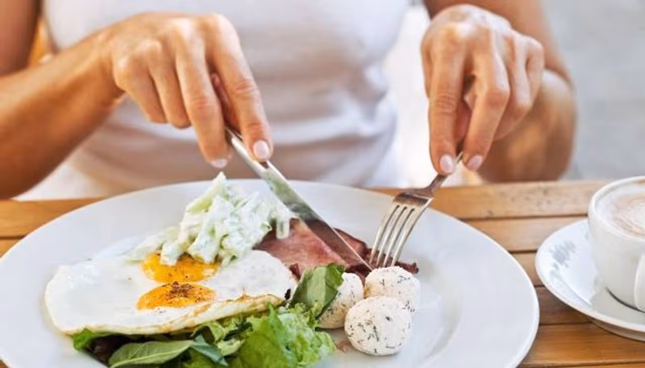 <p>ಬೆಳಗಿನ ಉಪಹಾರ ದಿನದ ಅತಿ ಮುಖ್ಯ, ಆದ್ದರಿಂದ ನೀವು ಏನನ್ನು ತಿನ್ನುತ್ತೀರಿ ಎಂಬುದು ಮಾತ್ರ ಮುಖ್ಯವಲ್ಲ.&nbsp;ಆದರೆ ನೀವು ಏನನ್ನು ತಿನ್ನುತ್ತೀರಿ, ಯಾವಾಗ ತಿನ್ನುತ್ತೀರಿ ಎಂಬುದರ ಸಮಯವೂ ಅಷ್ಟೇ ಮುಖ್ಯ.</p>