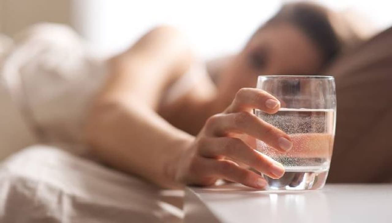 <p>ಬೆಚ್ಚಗಿನ ನೀರು ನಿಮ್ಮ ಚರ್ಮಕ್ಕೆ ಅತ್ಯಂತ ಪ್ರಯೋಜನಕಾರಿ. ಪ್ರತಿದಿನ ಬೆಚ್ಚಗಿನ ನೀರನ್ನು ಕುಡಿಯುವುದರಿಂದ ಚರ್ಮದ ಕೆಲವು ಪ್ರಯೋಜನಗಳನ್ನು ನಾವು ಇಲ್ಲಿ ಪಟ್ಟಿ ಮಾಡಿದ್ದೇವೆ.&nbsp;</p>