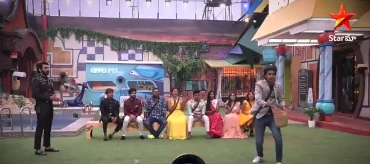 <p style="text align: justify;">ఈ టాస్క్ లో కొందరు గిఫ్ట్స్ గెలవగా మరికొందరు గిఫ్ట్స్ గెలవలేకపోయారు. ఐతే షో చివర్లో గిఫ్ట్స్ గెలవని వారి గిఫ్ట్స్ ని కూడా బిగ్ బాస్ వారికి ఇవ్వడం జరిగింది. ఐతే అమ్మ రాజశేఖర్, మోనాల్ కి ఇంటి సభ్యులలో ఎవరూ గిఫ్ట్స్ పంపలేదు. అందుకు బిగ్ బాస్ నుండి వారిద్దరికీ గిఫ్ట్స్ పంపడం జరిగింది. <br /> </p> <p style="text align: justify;">ఈ టాస్క్ లో కొందరు గిఫ్ట్స్ గెలవగా మరికొందరు గిఫ్ట్స్ గెలవలేకపోయారు. ఐతే షో చివర్లో గిఫ్ట్స్ గెలవని వారి గిఫ్ట్స్ ని కూడా బిగ్ బాస్ వారికి ఇవ్వడం జరిగింది. ఐతే అమ్మ రాజశేఖర్, మోనాల్ కి ఇంటి సభ్యులలో ఎవరూ గిఫ్ట్స్ పంపలేదు. అందుకు బిగ్ బాస్ నుండి వారిద్దరికీ గిఫ్ట్స్ పంపడం జరిగింది. <br /> </p>