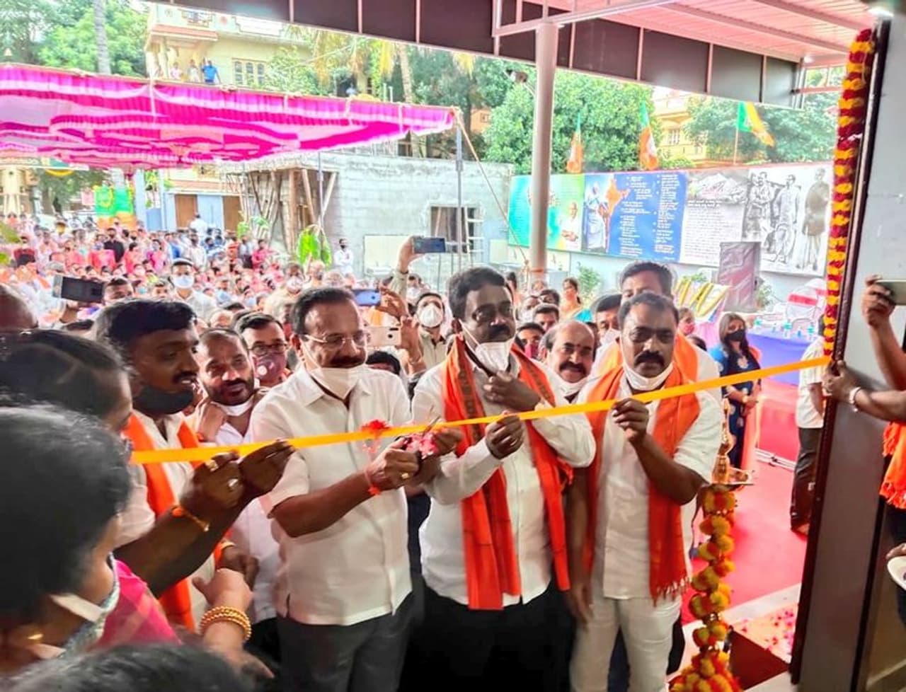 <p>ಮಲ್ಲಸಂದ್ರ ವಾರ್ಡ್ನ ಪೈಪ್ಲೈನ್ನಲ್ಲಿ ಅಟಲ್ ಜೀ ಜನಸೇವಾ ಕೇಂದ್ರ, ರಾಷ್ಟ್ರೋತ್ಥಾನ ಸಾಹಿತ್ಯ ಗ್ರಂಥಾಲಯ ಹಾಗೂ ಏಕತಾ ಭವನ ಉದ್ಘಾಟನೆ ಮಾಡಿದ ಅವರು, ರಾಜ್ಯದಲ್ಲಿ ಬಿದಿರು ಅಭಿವೃದ್ಧಿ ಪಡಿಸಲು ಚಿಂತನೆ ನಡೆಸಲಾಗಿದೆ ಎಂದು ತಿಳಿಸಿದ್ದಾರೆ. </p> <p>ಮಲ್ಲಸಂದ್ರ ವಾರ್ಡ್ನ ಪೈಪ್ಲೈನ್ನಲ್ಲಿ ಅಟಲ್ ಜೀ ಜನಸೇವಾ ಕೇಂದ್ರ, ರಾಷ್ಟ್ರೋತ್ಥಾನ ಸಾಹಿತ್ಯ ಗ್ರಂಥಾಲಯ ಹಾಗೂ ಏಕತಾ ಭವನ ಉದ್ಘಾಟನೆ ಮಾಡಿದ ಅವರು, ರಾಜ್ಯದಲ್ಲಿ ಬಿದಿರು ಅಭಿವೃದ್ಧಿ ಪಡಿಸಲು ಚಿಂತನೆ ನಡೆಸಲಾಗಿದೆ ಎಂದು ತಿಳಿಸಿದ್ದಾರೆ. </p>