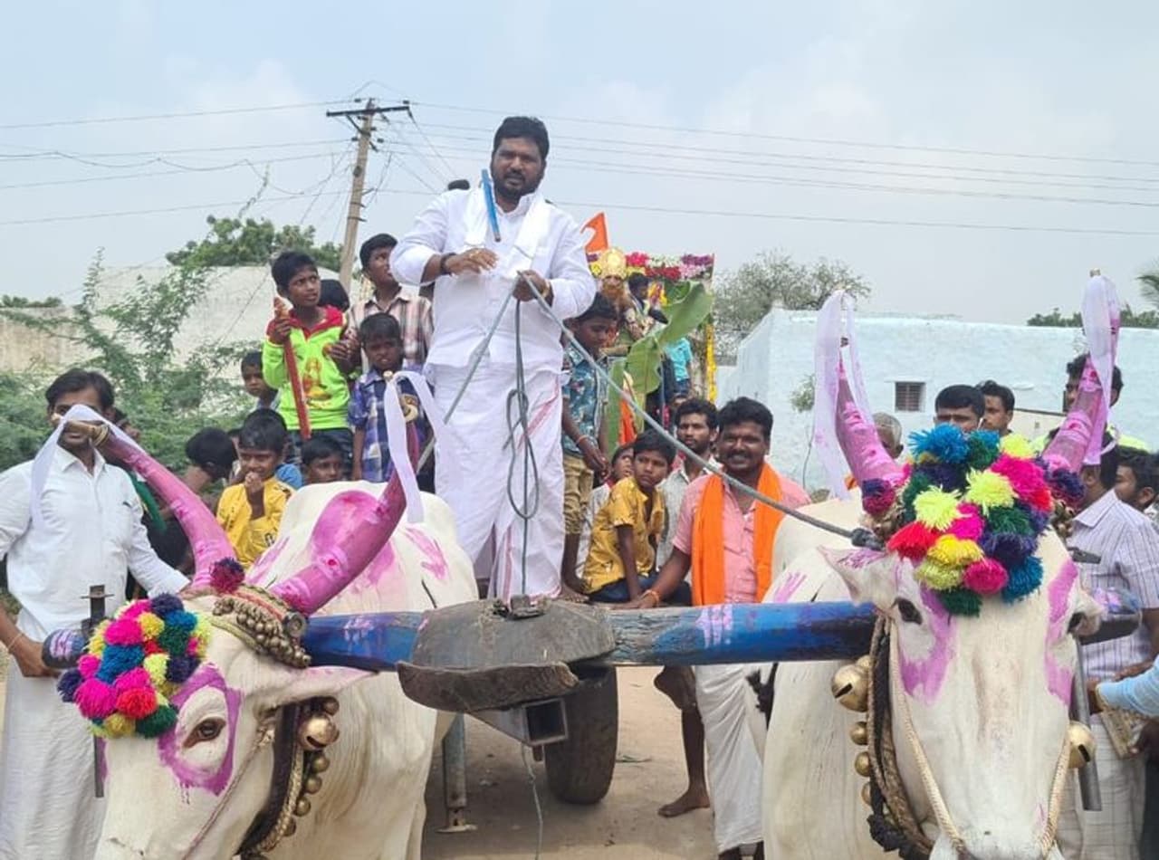 <p>ಹಿಂದೊಮ್ಮೆ ಕೊರೋನಾ ಜಾಗೃತಿ ಮೂಡಿಸಲು ಹಾಗೂ ಹಲವು ಗ್ರಾಮಗಳಲ್ಲಿನ ಗ್ರಾಮಸ್ಥರ ಸಮಸ್ಯೆ ಆಲಿಸುವುದಕ್ಕೆ ಹೋಗಿದ್ದಾಗ ತಮ್ಮ ಹೊಲ ಹದಗೊಳಿಸಲು ರೆಂಟೆ ಹೊಡೆದು ಸುದ್ದಿಯಾಗಿದ್ದರು. ಇದೀಗ ಎತ್ತಿನ ಬಂಡಿ ಹೊಡೆಯುವ ಮೂಲಕ ರೈತರ ಮೆಚ್ಚುಗೆಗೆ ಪಾತ್ರರಾದ ಶಾಸಕರು </p> <p>ಹಿಂದೊಮ್ಮೆ ಕೊರೋನಾ ಜಾಗೃತಿ ಮೂಡಿಸಲು ಹಾಗೂ ಹಲವು ಗ್ರಾಮಗಳಲ್ಲಿನ ಗ್ರಾಮಸ್ಥರ ಸಮಸ್ಯೆ ಆಲಿಸುವುದಕ್ಕೆ ಹೋಗಿದ್ದಾಗ ತಮ್ಮ ಹೊಲ ಹದಗೊಳಿಸಲು ರೆಂಟೆ ಹೊಡೆದು ಸುದ್ದಿಯಾಗಿದ್ದರು. ಇದೀಗ ಎತ್ತಿನ ಬಂಡಿ ಹೊಡೆಯುವ ಮೂಲಕ ರೈತರ ಮೆಚ್ಚುಗೆಗೆ ಪಾತ್ರರಾದ ಶಾಸಕರು </p>