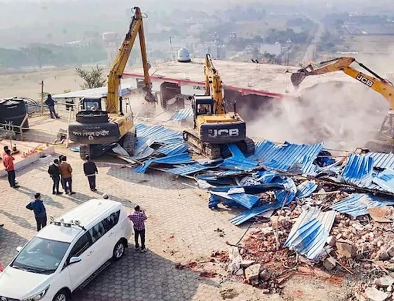 <p>സിആർ‌പി‌സി സെക്ഷൻ 151 പ്രകാരം കമ്പ്യൂട്ടർ ബാബയെയും മറ്റ് ആറ് പേരെയും പൊലീസ് അറസ്റ്റ് ചെയ്തതായി ഇൻഡോർ ഡിഐജി ഹരിനാരായണചാരി മിശ്ര പറഞ്ഞു. “അവരെ മജിസ്‌ട്രേറ്റിന് മുന്നിൽ ഹാജരാക്കി, അവിടെ നിന്ന് അവരെ സെൻട്രൽ ജയിലിലേക്ക് അയച്ചു. ” ഡിഐജി ഹരിനാരായണചാരി മിശ്ര പറഞ്ഞു.&nbsp;</p>