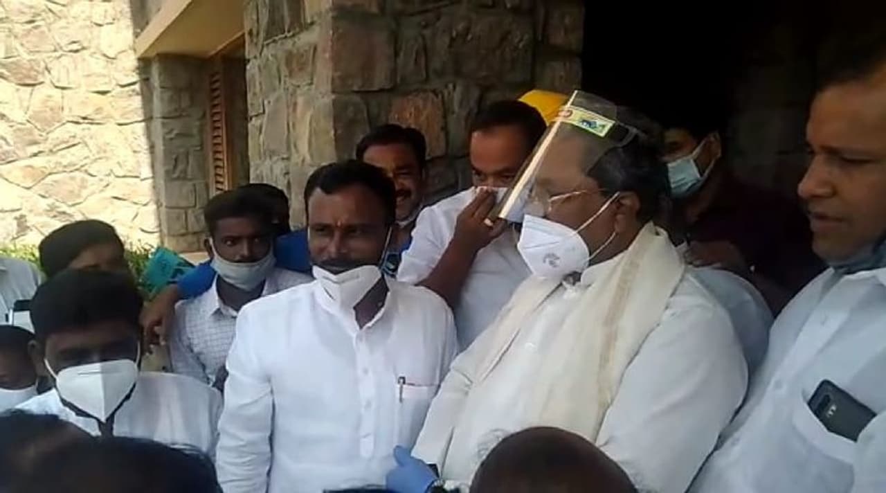 <p>ಇಂದು(ಸೋಮವಾರ) ಜಿಲ್ಲೆಯ ಬಾದಾಮಿಯಲ್ಲಿ ಮಾಧ್ಯಮದವರೊಂದಿಗೆ ಮಾತನಾಡಿದ ಅವರು, ರಾಜರಾಜೇಶ್ವರಿ, ಶಿರಾ ಎರಡೂ ಕ್ಷೇತ್ರಗಳಲ್ಲಿ ಗೆಲ್ಲುವ ವಿಶ್ವಾಸವಿದೆ. ಎರಡೂ ಕ್ಷೇತ್ರಗಳಲ್ಲಿ ಬಿಜೆಪಿ ಗೆಲ್ಲುತ್ತೆ ಎಂದು ಇಂಟೆಲಿಜೆನ್ಸ್ ಮಾಹಿತಿ ವಿಚಾರದ ಬಗ್ಗೆ ಮಾತನಾಡಿದ ಅವರು, &nbsp;ಯಾವ ಇಂಟೆಲಿಜೆನ್ಸ್ ಎರಡೂ ಕ್ಷೇತ್ರಗಳಲ್ಲಿ ಬಿಜೆಪಿ ಗೆಲ್ಲುತ್ತೆ ಎಂದು ಯಾವ ಆಧಾರದ ಮೇಲೆ ಹೇಳ್ತಿದ್ದಾರೆ ನನಗೆ ಗೊತ್ತಿಲ್ಲ. ನಾನು ಕಣ್ಣಾರೆ ನೋಡಿರೋದು ಕಾಂಗ್ರೆಸ್ ಪರ ಜನರ ಒಲವು ಹೆಚ್ಚಿತ್ತು. ಪ್ರಧಾನಿ ಮೋದಿ ಅಲೆ ಎಲ್ಲಿದೆ, ಅಲೆನೂ ಇಲ್ಲ ಪಲೆನೂ ಇಲ್ಲ ಎಂದಿದ್ದಾರೆ.&nbsp;</p>