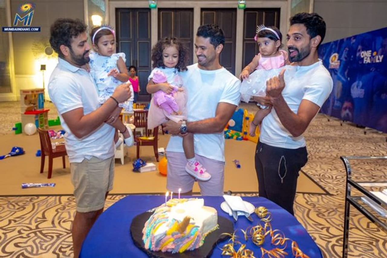 <p>తార కూతురు రబ్బానీల పుట్టినరోజు వేడుకలను ఘనంగా నిర్వహించింది ముంబై జట్టు...ఈ సెలబ్రేషన్స్కి స్పెషల్ గెస్టులు విచ్చేశారు రోహిత్ శర్మ కూతురు సమైరా, ముంబై బౌలర్ ధవల్ కులకర్ణి కూతరు నితిరా.</p> <p>తార కూతురు రబ్బానీల పుట్టినరోజు వేడుకలను ఘనంగా నిర్వహించింది ముంబై జట్టు...ఈ సెలబ్రేషన్స్కి స్పెషల్ గెస్టులు విచ్చేశారు రోహిత్ శర్మ కూతురు సమైరా, ముంబై బౌలర్ ధవల్ కులకర్ణి కూతరు నితిరా.</p>