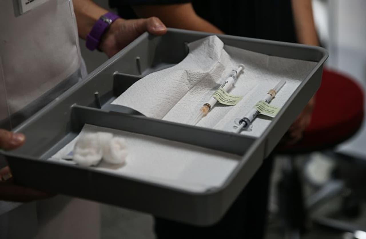 <p>ಅಮೆರಿಕದ ದೈತ್ಯ ಔಷಧ ತಯಾರಿಕಾ ಕಂಪನಿ ಫೈಜರ್‌ &nbsp;ಕೊರೊನಾ ವೈರಸ್‌ಗೆ ಲಸಿಕೆ ಸಿದ್ಧಪಡಿಸಿದ್ದು, ತಮ್ಮ ಲಸಿಕೆ ಶೇ. 90ರಷ್ಟು ಪರಿಣಾಮಕಾರಿ ಎಂದು ಹೇಳಿವೆ.&nbsp;</p><p>&nbsp;</p>