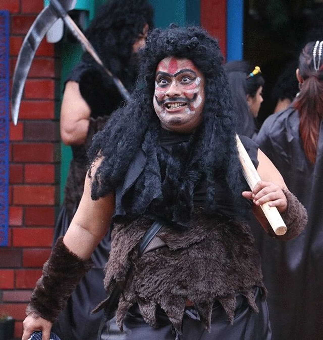 <p>பிக்பாஸ் சீசன் 4 நிகழ்ச்சியில் ஏற்கனவே நடிகை ரேகா, பாடகர் வேல்முருகன் ஆகியோர் வெளியேற்றப்பட்டனர். அவர்களுக்குப் பதிலாக விஜே அர்ச்சனாவும், பாடகி சுசித்ராவும் வைல்ட் கார்டு போட்டியாளர்களாக பிக்பாஸ் வீட்டிற்குள் அடியெடுத்து வைத்தனர். </p> <p>பிக்பாஸ் சீசன் 4 நிகழ்ச்சியில் ஏற்கனவே நடிகை ரேகா, பாடகர் வேல்முருகன் ஆகியோர் வெளியேற்றப்பட்டனர். அவர்களுக்குப் பதிலாக விஜே அர்ச்சனாவும், பாடகி சுசித்ராவும் வைல்ட் கார்டு போட்டியாளர்களாக பிக்பாஸ் வீட்டிற்குள் அடியெடுத்து வைத்தனர். </p>