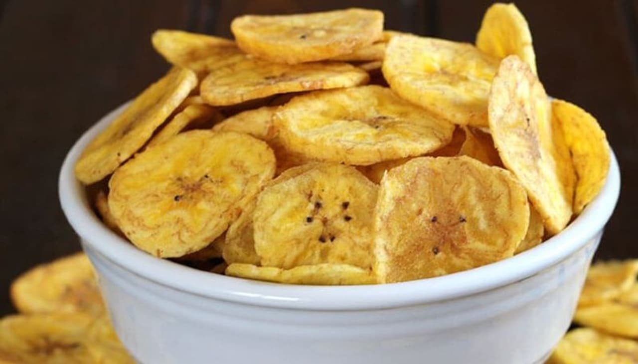 <p style="text align: justify;">ಬಾಳೆಹಣ್ಣನ್ನು ಸ್ವಾಧಿಷ್ಟವಾದ ಫ಼ಲಗಳಲ್ಲಿ ಒಂದಾಗಿ ಗುರುತಿಸಲಾಗುತ್ತದೆ. ಬಾಳೆಹಣ್ಣು ದೇಹಕ್ಕೆ ಎನರ್ಜಿ ನೀಡುತ್ತದೆ. ನೀವು ಬಾಳೆಕಾಯಿಯಿಂದ ಮಾಡಿದ ಹಲವಾರು ರೆಸಿಪಿಗಳನ್ನು ಸವಿದಿರಬಹುದು. ಅದರ ಚಿಪ್ಸ್ ಕೂಡ ಸವಿದಿರಬಹುದು. ಇದರ ಕೋಫ್ತ ಮಾಡಿ ಸವಿದಿರಬಹುದು, ಬಜ್ಜಿ ಮಾಡಿ ತಿಂದಿರಬಹುದು, ಪಲ್ಯ, ಶ್ಯಾವಿಗೆ ಎಲ್ಲವನ್ನೂ ಮಾಡಿರಬಹುದು. ಆದರೆ ಯಾವತ್ತಾದರೂ ಬಾಳೆಕಾಯಿ ಸಿಪ್ಪೆಯ ಚಟ್ನಿ ಮಾಡಿ ಸವಿದಿದ್ದೀರೇ? ಇಲ್ಲ ಅನ್ನೋದು ಖಂಡಿತಾ ತಿಳಿದಿದೆ.&nbsp;</p>