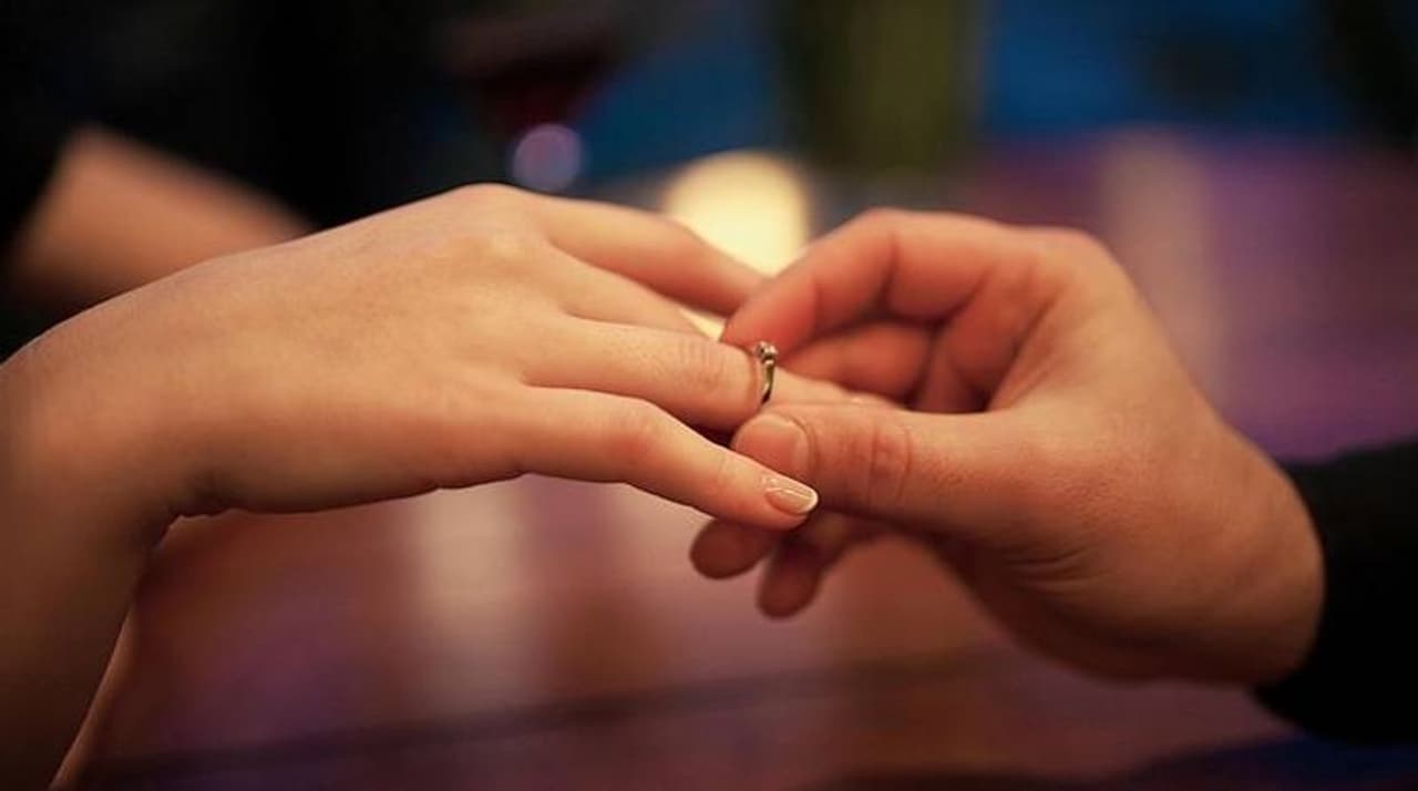 திருமண மோதிரம்: எந்த கையில் அணிய வேண்டும்? எதில் அணிவதால் அதிக நன்மைகள் கிடைக்கும்