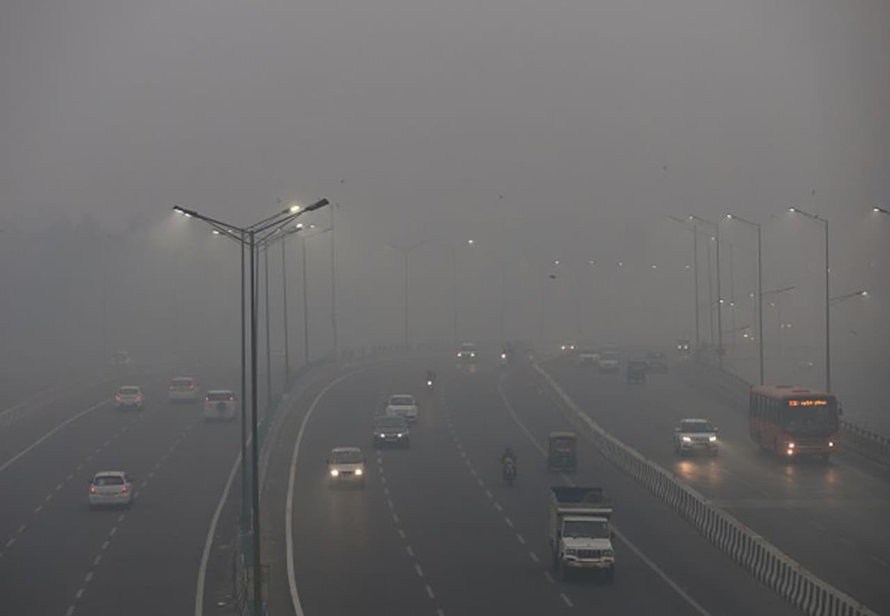 <p>ಹೌದು ವಾಯು ಮಾಲಿನ್ಯದಿಂದಾಗಿ ಉಂಟಾದ ಹಲವು ಸಮಸ್ಯೆಗಳಿಗೆ ಮದ್ದು ಮನೆಯಲ್ಲಿಯೇ ಇರುತ್ತದೆ. ಅದಕ್ಕಾಗಿ ನೀವು ಇಂದಿನಿಂದ ದೇಸಿ ಬೆಲ್ಲವನ್ನು ತಿನ್ನಲು ಪ್ರಾರಂಭಿಸಿ. ಇದಲ್ಲದೆ, ನೀವು ಬೆಲ್ಲದೊಂದಿಗೆ ಇತರ ಎರಡು ಆಹಾರವನ್ನು ಸೇವಿಸಿದರೆ, ನಿಮ್ಮ ಆರೋಗ್ಯವು ಸುಧಾರಿಸುತ್ತದೆ ಮತ್ತು ಜೀವನ ಮಟ್ಟ ಸುಧಾರಿಸುತ್ತದೆ. </p> <p>ಹೌದು ವಾಯು ಮಾಲಿನ್ಯದಿಂದಾಗಿ ಉಂಟಾದ ಹಲವು ಸಮಸ್ಯೆಗಳಿಗೆ ಮದ್ದು ಮನೆಯಲ್ಲಿಯೇ ಇರುತ್ತದೆ. ಅದಕ್ಕಾಗಿ ನೀವು ಇಂದಿನಿಂದ ದೇಸಿ ಬೆಲ್ಲವನ್ನು ತಿನ್ನಲು ಪ್ರಾರಂಭಿಸಿ. ಇದಲ್ಲದೆ, ನೀವು ಬೆಲ್ಲದೊಂದಿಗೆ ಇತರ ಎರಡು ಆಹಾರವನ್ನು ಸೇವಿಸಿದರೆ, ನಿಮ್ಮ ಆರೋಗ್ಯವು ಸುಧಾರಿಸುತ್ತದೆ ಮತ್ತು ಜೀವನ ಮಟ್ಟ ಸುಧಾರಿಸುತ್ತದೆ. </p>