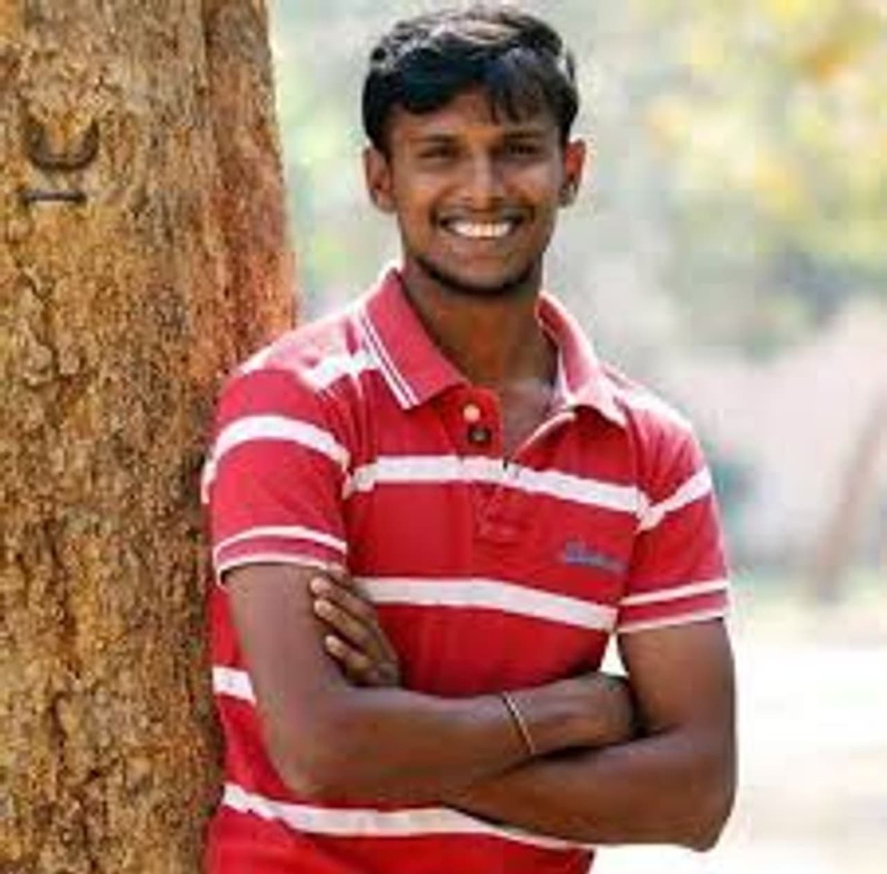 <p>ദിവസവേതനത്തിന് ജോലിചെയ്യുന്ന നിര്മാണത്തൊഴിലാളിയായിരുന്നു നടരാജന്റെ അച്ഛന്. അമ്മയാകട്ടെ തെരുവില് വൈകുന്നേരങ്ങളില് മാംസ കച്ചവടം ചെയ്താണ് കുടുംബത്തില് പിതാവിനെ സഹായിച്ചിരുന്നത്. അതുകൊണ്ടുതന്നെ ചെറുപ്പത്തില് ദാരിദ്ര്യവും പട്ടിണിയുമെല്ലാം നടരാജന് അടുത്തറിഞ്ഞിട്ടുണ്ട്. ജീവിത പ്രതിന്ധികളില് നിന്നുള്ള ആശ്വാസമായാണ് നടരാജന് ക്രിക്കറ്റ് കളിക്കാന് തുടങ്ങിയത്. സേലത്തിന് അടുത്ത് ചിന്നപ്പാംപട്ടിയെന്ന ഗ്രാമത്തിലായിരുന്നു നടരാജന് ആദ്യം പന്തുകള്കൊണ്ട് എതിരാളികളെ പ്രതിരോധം തകര്ത്തുതുടങ്ങിയത്.</p> <p>ദിവസവേതനത്തിന് ജോലിചെയ്യുന്ന നിര്മാണത്തൊഴിലാളിയായിരുന്നു നടരാജന്റെ അച്ഛന്. അമ്മയാകട്ടെ തെരുവില് വൈകുന്നേരങ്ങളില് മാംസ കച്ചവടം ചെയ്താണ് കുടുംബത്തില് പിതാവിനെ സഹായിച്ചിരുന്നത്. അതുകൊണ്ടുതന്നെ ചെറുപ്പത്തില് ദാരിദ്ര്യവും പട്ടിണിയുമെല്ലാം നടരാജന് അടുത്തറിഞ്ഞിട്ടുണ്ട്. ജീവിത പ്രതിന്ധികളില് നിന്നുള്ള ആശ്വാസമായാണ് നടരാജന് ക്രിക്കറ്റ് കളിക്കാന് തുടങ്ങിയത്. സേലത്തിന് അടുത്ത് ചിന്നപ്പാംപട്ടിയെന്ന ഗ്രാമത്തിലായിരുന്നു നടരാജന് ആദ്യം പന്തുകള്കൊണ്ട് എതിരാളികളെ പ്രതിരോധം തകര്ത്തുതുടങ്ങിയത്.</p>