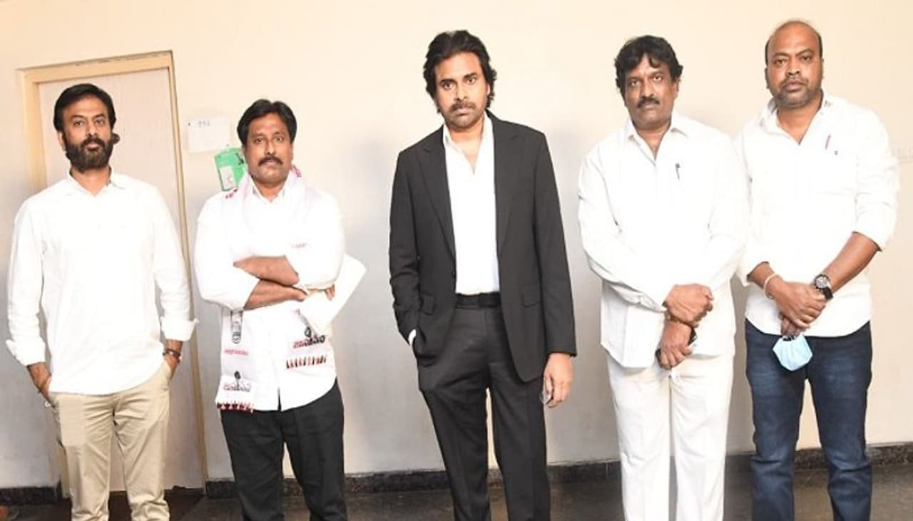 <p>సమస్యల పరిష్కారంలో జనసేన పాత్ర క్రియాశీలకం కావాలని తెలంగాణ యువజన, విద్యార్థి విభాగాలకు జనసేన అధ్యక్షులు పవన్ కల్యాణ్ సూచించారు. </p> <p>సమస్యల పరిష్కారంలో జనసేన పాత్ర క్రియాశీలకం కావాలని తెలంగాణ యువజన, విద్యార్థి విభాగాలకు జనసేన అధ్యక్షులు పవన్ కల్యాణ్ సూచించారు. </p>