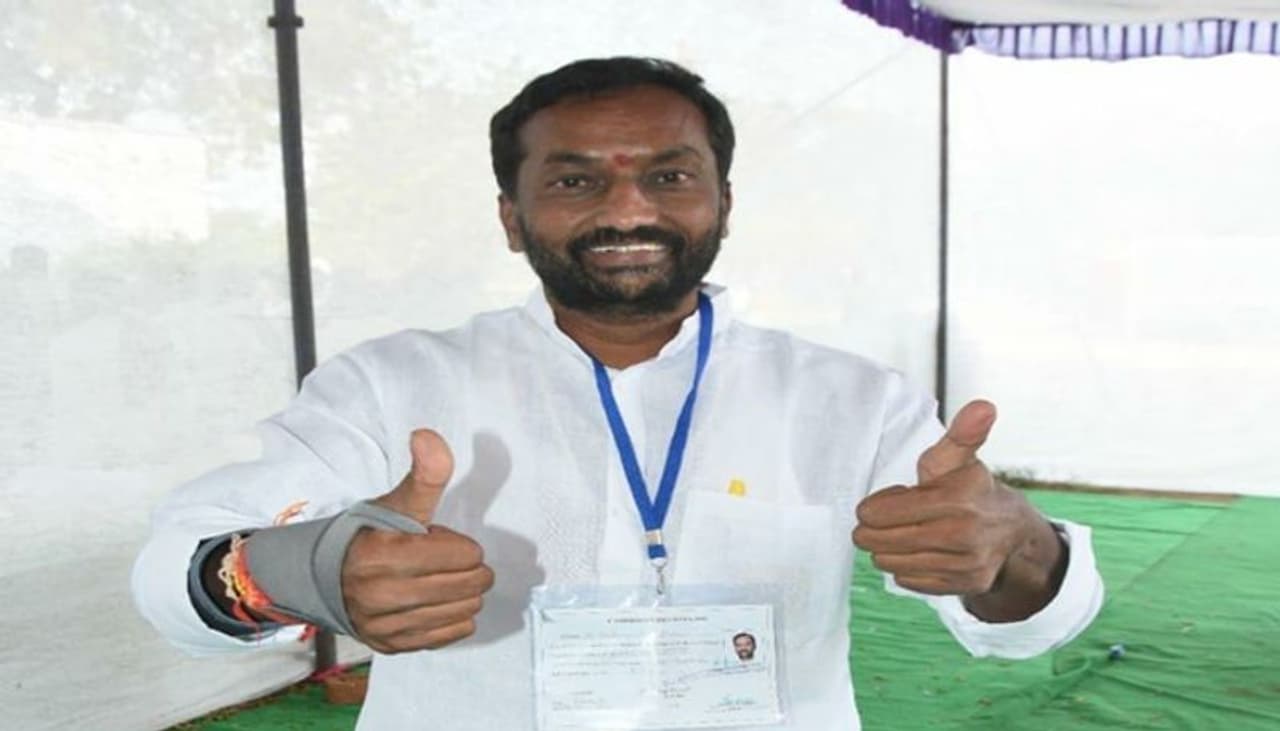 <p>దుబ్బాకలో బీజేపీ అనూహ్య విజయం ఆ పార్టీలో నూతన ఉత్సాహాన్ని నింపింది. అధికారంలో ఉన్న తెరాస ను తన కంచుకోటలో మట్టికరిపించి గెలుపు జెండా ఎగురవేయడం అంత&nbsp;సాదాసీదా అంశం మాత్రం కాదు. దీనితో బీజేపీలో సహజంగానే నూతన జోష్ నిండింది. ఇదే జోష్ ను ఆంధ్రప్రదేశ్ లో కూడా కొనసాగించాలని బీజేపీ భావిస్తుంది.&nbsp;</p>