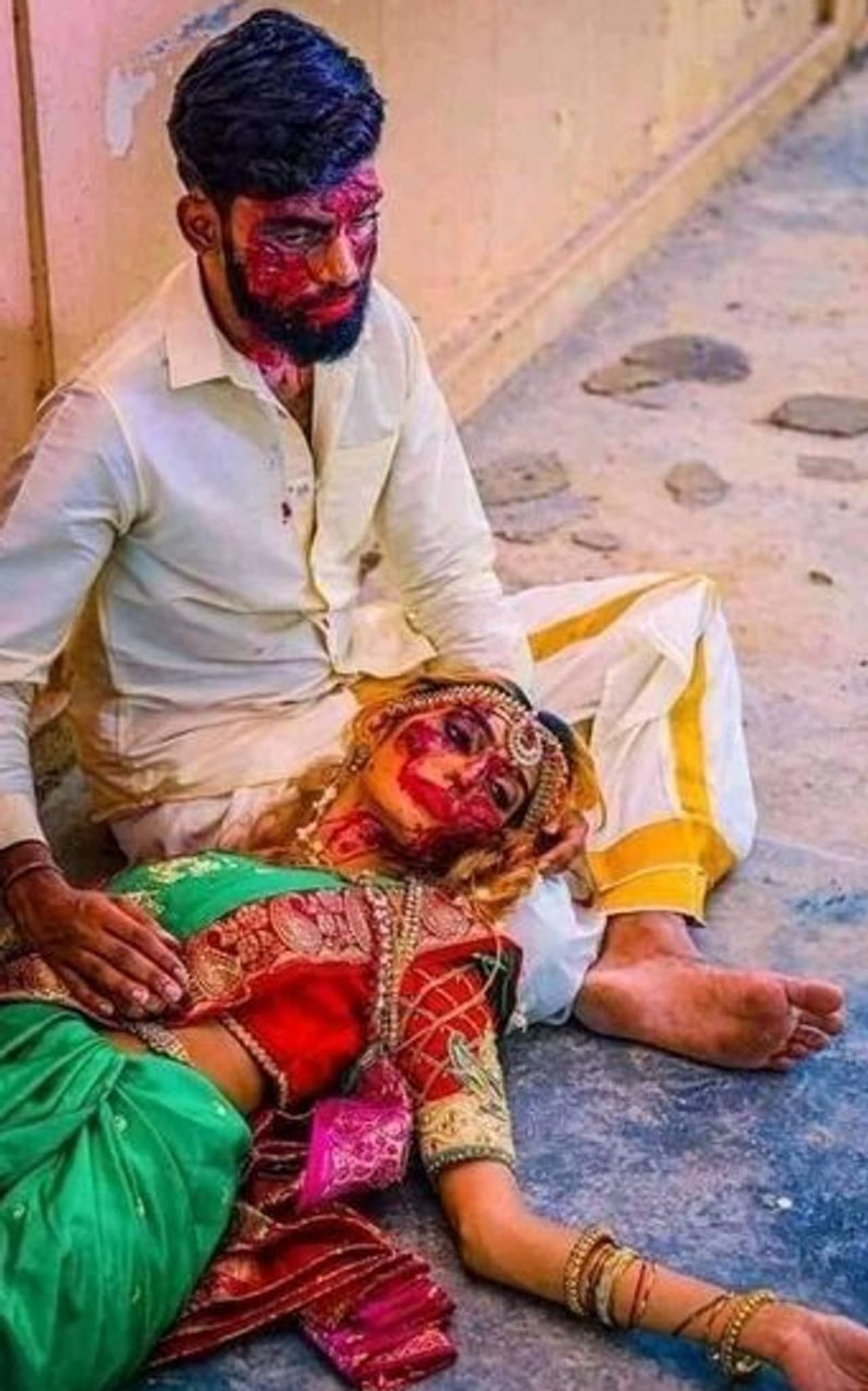 <p>ಅರಶಿನ ಕಳೆ ಏರಬೇಕಿದ್ದ ಮುಖದಲ್ಲಿ ರಕ್ತ ಸುರಿಯುತ್ತಿದೆ..</p> <p>ಅರಶಿನ ಕಳೆ ಏರಬೇಕಿದ್ದ ಮುಖದಲ್ಲಿ ರಕ್ತ ಸುರಿಯುತ್ತಿದೆ..</p>