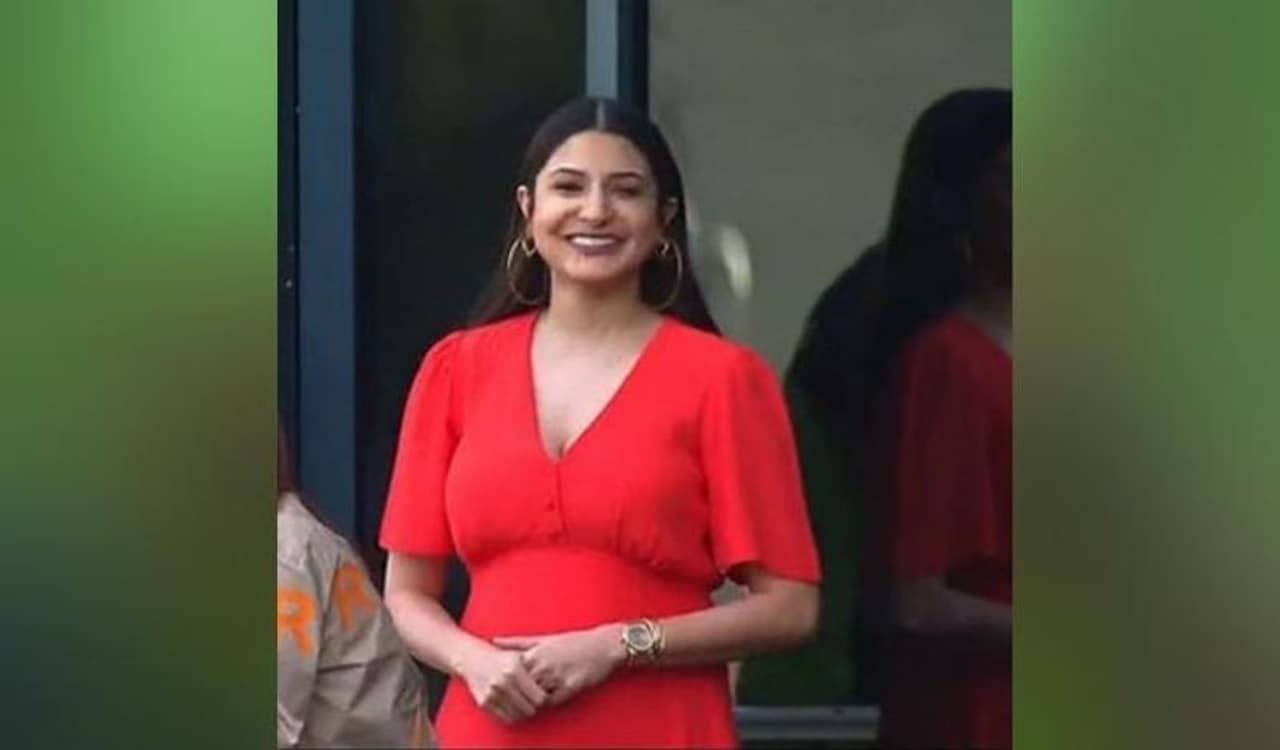 <p>ಹೆಚ್ಚಾಗಿ ಓವರ್ ಸೈಜ್ ಟೀ ಶರ್ಟ್ಗಳು, ಆಫ್ ಶೋಲ್ಡರ್ ಬಾಡಿಕಾನ್, ಡಿಸೈನರ್ ಸಲ್ವಾರ್ ಸೂಟ್ ಮತ್ತು ಸೀರೆಗಳಲ್ಲಿ ಕಾಣಿಸಿಕೊಂಡ ಅನುಷ್ಕಾರ ಪ್ರೆಗ್ನೆಂಸಿ ಸಮಯದ ಫ್ಯಾಷನ್ ಸಂಪೂರ್ಣವಾಗಿ ಬದಲಾಗಿದೆ. ಈಗ ಅವರು ಸುಂದರವಾದ ಕಂಫರ್ಟಬಲ್ ಔಟ್ಫಿಟ್ಗಳಿಗೆ ಮೋರೆ ಹೋಗಿರುವುದು ಕಂಡು ಬರುತ್ತಿದೆ. </p> <p>ಹೆಚ್ಚಾಗಿ ಓವರ್ ಸೈಜ್ ಟೀ ಶರ್ಟ್ಗಳು, ಆಫ್ ಶೋಲ್ಡರ್ ಬಾಡಿಕಾನ್, ಡಿಸೈನರ್ ಸಲ್ವಾರ್ ಸೂಟ್ ಮತ್ತು ಸೀರೆಗಳಲ್ಲಿ ಕಾಣಿಸಿಕೊಂಡ ಅನುಷ್ಕಾರ ಪ್ರೆಗ್ನೆಂಸಿ ಸಮಯದ ಫ್ಯಾಷನ್ ಸಂಪೂರ್ಣವಾಗಿ ಬದಲಾಗಿದೆ. ಈಗ ಅವರು ಸುಂದರವಾದ ಕಂಫರ್ಟಬಲ್ ಔಟ್ಫಿಟ್ಗಳಿಗೆ ಮೋರೆ ಹೋಗಿರುವುದು ಕಂಡು ಬರುತ್ತಿದೆ. </p>