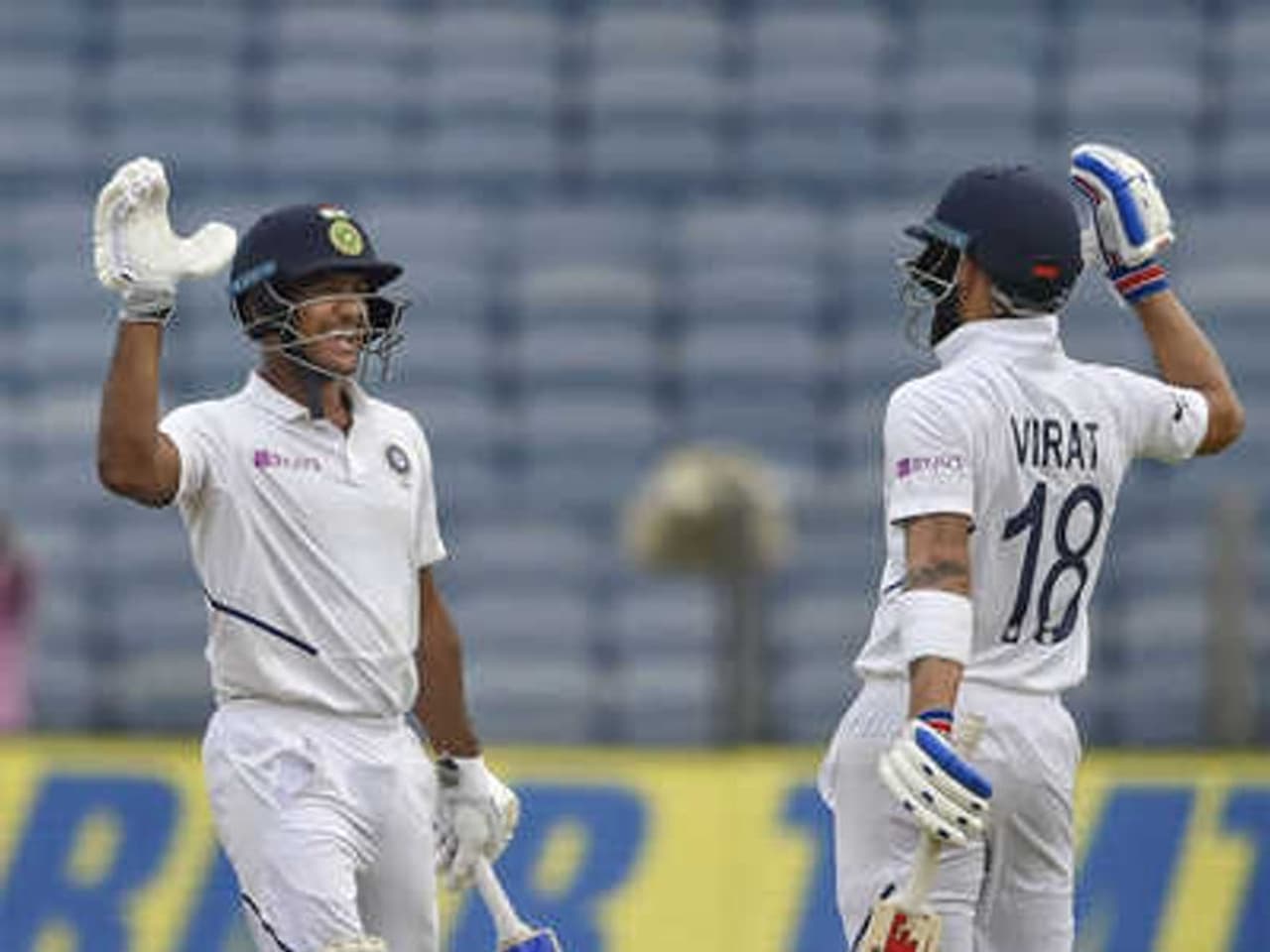 <p>இது குறித்து அண்மையில் இந்திய அணியின் வீரரான மாயங்க் அகர்வால் உடன் ஆன்லைன் வீடியோ சேட் மூலமாக கோலி உரையாடியபோது அது குறித்த சில விடயங்களை பகிர்ந்து கொண்டார். மேலும் தான் விக்கெட் கீப்பிங் செய்ய என்ன காரணம் என்று பேசிய கோலி கூறுகையில்<br /> </p> <p>இது குறித்து அண்மையில் இந்திய அணியின் வீரரான மாயங்க் அகர்வால் உடன் ஆன்லைன் வீடியோ சேட் மூலமாக கோலி உரையாடியபோது அது குறித்த சில விடயங்களை பகிர்ந்து கொண்டார். மேலும் தான் விக்கெட் கீப்பிங் செய்ய என்ன காரணம் என்று பேசிய கோலி கூறுகையில்<br /> </p>