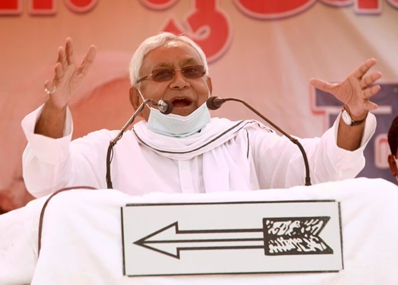 <p><strong>ബിഹാര് സംസ്ഥാന തെരഞ്ഞെടുപ്പ് ചരിത്രം. </strong></p><p> </p><p>1951 മുതല് 1990 വരെ നടന്ന ബിഹാര് സംസ്ഥാന തെരഞ്ഞെടുപ്പുകളില് ഏഴ് തവണ സംസ്ഥാനം ഭരിച്ച കോണ്ഗ്രസിനെ അപ്രസക്തമാക്കിക്കൊണ്ടാണ് ബിഹാര് രാഷ്ട്രീയത്തിലേക്ക് ജനതാ പാര്ട്ടി കടന്ന് വരുന്നത്. ഇതിനിടെ, 1977 ല് അടിയന്തരാവസ്ഥയെ തുടര്ന്ന് നടന്ന തെരഞ്ഞെടുപ്പില് മാത്രമാണ് ജനതാ പാര്ട്ടിക്ക് സംസ്ഥാനം ഭരിക്കാന് അവസരമുണ്ടായത്. </p> <p><strong>ബിഹാര് സംസ്ഥാന തെരഞ്ഞെടുപ്പ് ചരിത്രം. </strong></p><p> </p><p>1951 മുതല് 1990 വരെ നടന്ന ബിഹാര് സംസ്ഥാന തെരഞ്ഞെടുപ്പുകളില് ഏഴ് തവണ സംസ്ഥാനം ഭരിച്ച കോണ്ഗ്രസിനെ അപ്രസക്തമാക്കിക്കൊണ്ടാണ് ബിഹാര് രാഷ്ട്രീയത്തിലേക്ക് ജനതാ പാര്ട്ടി കടന്ന് വരുന്നത്. ഇതിനിടെ, 1977 ല് അടിയന്തരാവസ്ഥയെ തുടര്ന്ന് നടന്ന തെരഞ്ഞെടുപ്പില് മാത്രമാണ് ജനതാ പാര്ട്ടിക്ക് സംസ്ഥാനം ഭരിക്കാന് അവസരമുണ്ടായത്. </p>