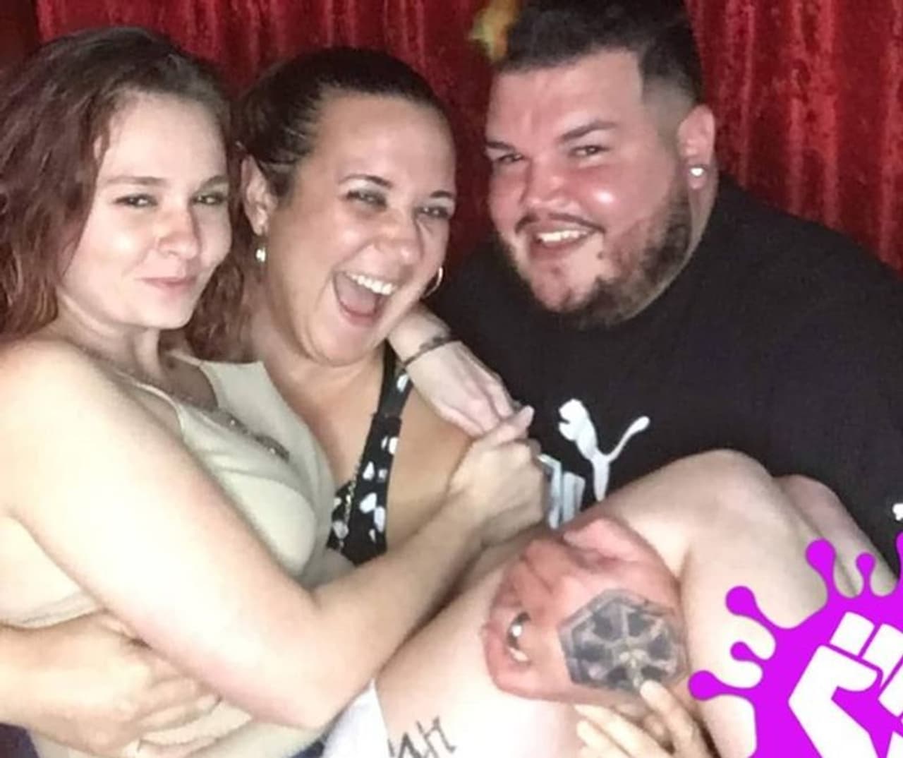 <p>രണ്ട് സ്ത്രീകള്ക്കും ഒരു പുരുഷനും പരസ്പരം പ്രണയിച്ച് ഒരു കുടുംബമായി ഒരു വീട്ടില് ഒന്നിച്ച് ജീവിക്കാനാവുമോ? ഈ ചോദ്യത്തിന് ഉത്തരം തേടുകയാണ് അമേരിക്കയിലെ ഫ്ളോറിഡയിലുള്ള ഈ കുടുംബം. വിചിത്രമാണ് ഇവരുടെ ജീവിതകഥ. </p> <p>രണ്ട് സ്ത്രീകള്ക്കും ഒരു പുരുഷനും പരസ്പരം പ്രണയിച്ച് ഒരു കുടുംബമായി ഒരു വീട്ടില് ഒന്നിച്ച് ജീവിക്കാനാവുമോ? ഈ ചോദ്യത്തിന് ഉത്തരം തേടുകയാണ് അമേരിക്കയിലെ ഫ്ളോറിഡയിലുള്ള ഈ കുടുംബം. വിചിത്രമാണ് ഇവരുടെ ജീവിതകഥ. </p>