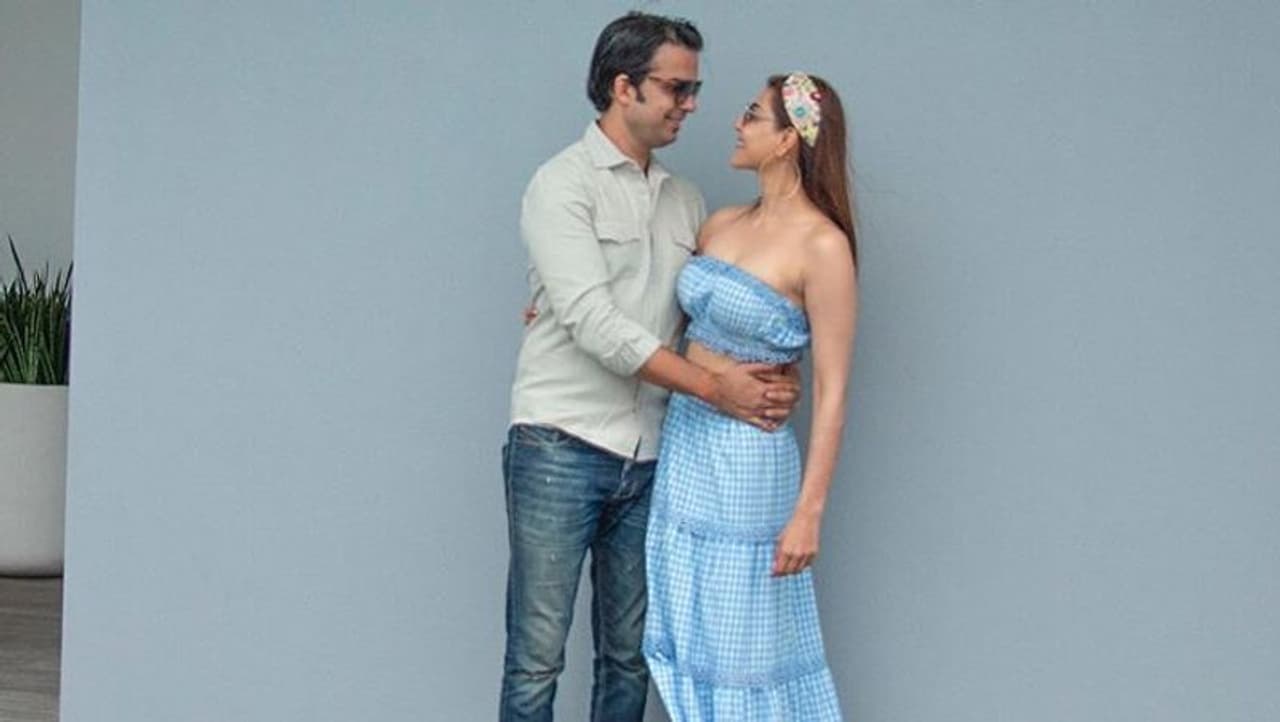 <p>தற்போதைய சோசியல் மீடியா ட்ரெண்டிங் என்றால் அது பிரபல நடிகை காஜல் அகர்வாலின் கல்யாணம் தான். காதலர் கெளதம் கிட்சிலுவை கரம் பிடித்த காஜல் திருமண வாழ்க்கையை செமையாக என்ஜாய் செய்து வருகிறார். </p> <p>தற்போதைய சோசியல் மீடியா ட்ரெண்டிங் என்றால் அது பிரபல நடிகை காஜல் அகர்வாலின் கல்யாணம் தான். காதலர் கெளதம் கிட்சிலுவை கரம் பிடித்த காஜல் திருமண வாழ்க்கையை செமையாக என்ஜாய் செய்து வருகிறார். </p>