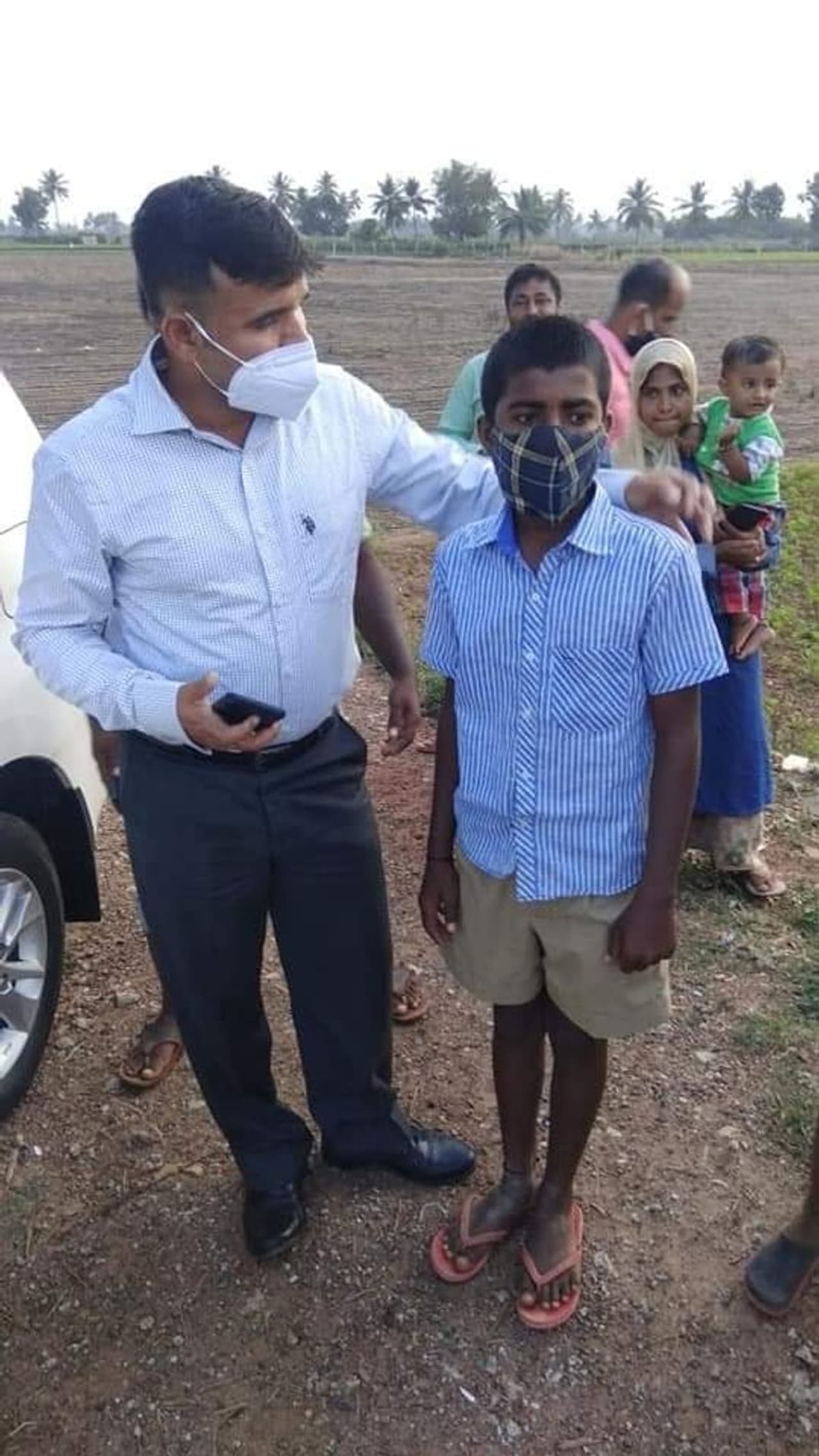 <p>ಪೊಲೀಸ್ ಆಗಬೇಕೆಂಬ ಹೆಬ್ಬಯಕೆ ಹಾಗೂ ಅದಮ್ಯ ಆಸೆ, ಕನವರಿಕೆ ಇಟ್ಟುಕೊಂಡ 14 ವರ್ಷದ ರೋಹಿತ್ ಎಂಬ ಯುವಕನೊಬ್ಬ ಮಾರ್ಗದರ್ಶನ ಪಡೆಯಲು ಬೆಂಗಳೂರು ಗ್ರಾಮಾಂತರ ಜಿಲ್ಲೆಯ ಪೊಲೀಸ್ ವರಿಷ್ಠಾಧಿಕಾರಿ ರವಿ ಡಿ ಚೆನ್ನಣ್ಣನವರ್ ಅವರನ್ನ ಭೇಟಿ ಮಾಡಿದರು.</p> <p>ಪೊಲೀಸ್ ಆಗಬೇಕೆಂಬ ಹೆಬ್ಬಯಕೆ ಹಾಗೂ ಅದಮ್ಯ ಆಸೆ, ಕನವರಿಕೆ ಇಟ್ಟುಕೊಂಡ 14 ವರ್ಷದ ರೋಹಿತ್ ಎಂಬ ಯುವಕನೊಬ್ಬ ಮಾರ್ಗದರ್ಶನ ಪಡೆಯಲು ಬೆಂಗಳೂರು ಗ್ರಾಮಾಂತರ ಜಿಲ್ಲೆಯ ಪೊಲೀಸ್ ವರಿಷ್ಠಾಧಿಕಾರಿ ರವಿ ಡಿ ಚೆನ್ನಣ್ಣನವರ್ ಅವರನ್ನ ಭೇಟಿ ಮಾಡಿದರು.</p>