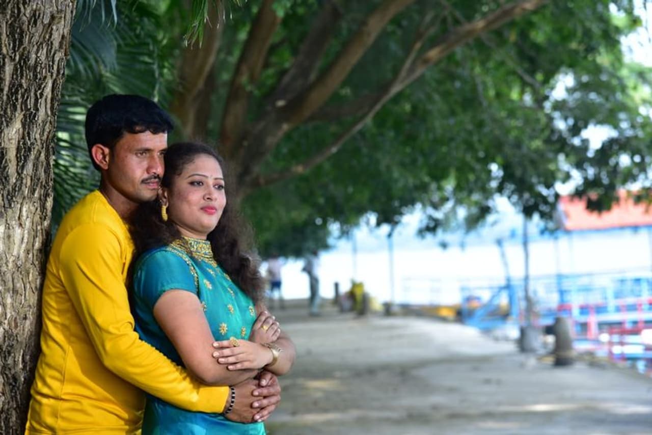 <p>ಕಾವೇರಿ ನದಿಯಲ್ಲಿ ಫೋಟೋ ಶೂಟ್ ಮಾಡುತ್ತಿದ್ದ ವಧು ವರ ನೀರು ಪಾಲಾಗಿದ್ದರು.</p> <p>ಕಾವೇರಿ ನದಿಯಲ್ಲಿ ಫೋಟೋ ಶೂಟ್ ಮಾಡುತ್ತಿದ್ದ ವಧು ವರ ನೀರು ಪಾಲಾಗಿದ್ದರು.</p>