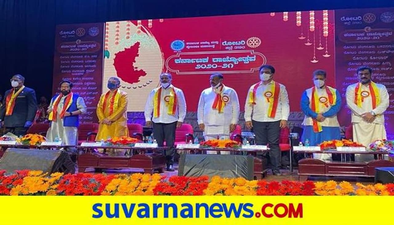 <p>ಕೆಂಪೇಗೌಡ ರಸ್ತೆಯಲ್ಲಿರುವ ಎಫ್‌ಕೆಸಿಸಿಐ ಭವನದಲ್ಲಿ ರೋಟರಿ ಜಿಲ್ಲೆ 3190 ಸಹಯೋಗದಲ್ಲಿ ಆಯೋಜಿಸಿದ್ದ 65ನೇ ಕನ್ನಡ ರಾಜ್ಯೋತ್ಸವ ಸಮಾರಂಭ ಉದ್ಘಾಟಿಸಿದ ಅವರು, ಶಿಕ್ಷಣ ನೀತಿಯಲ್ಲಿ 3ರಿಂದ 6 ವಯಸ್ಸಿನಲ್ಲಿಯೇ ಕನಿಷ್ಠ 3 ಭಾಷೆ ಕಲಿಸಲು ಅವಕಾಶ ಕಲ್ಪಿಸಿರುವುದರಿಂದ ಕನ್ನಡದ ಜೊತೆಗೆ ಇನ್ನಿತರ ಭಾಷೆ ಕಲಿಕೆಗೂ ಸಹಕಾರಿಯಾಗಲಿದೆ ಎಂದರು.</p>