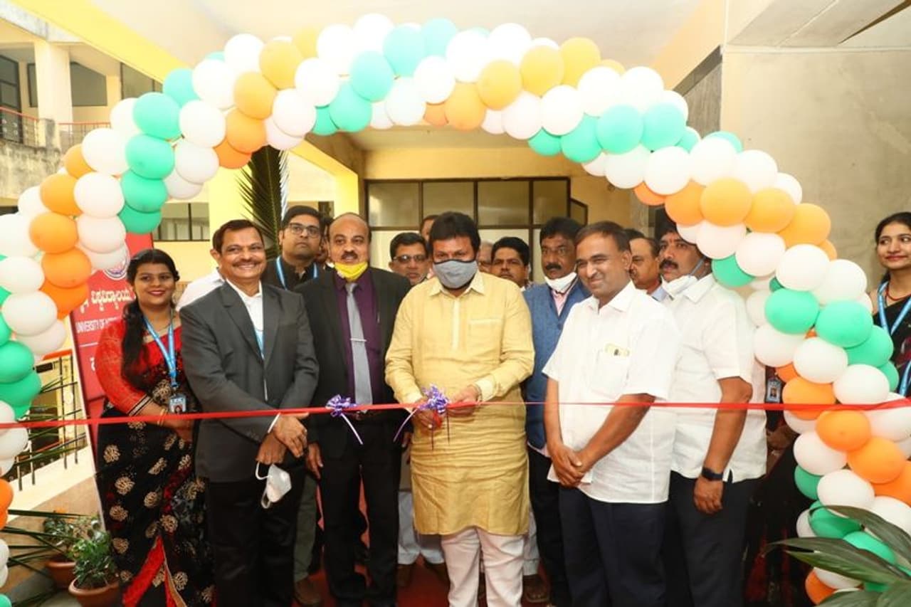 <p>ಕೃಷಿ ವಿಶ್ವವಿದ್ಯಾಲಯದ ರೈತರ ಜ್ಞಾನಾಭಿವೃದ್ಧಿ ಕೇಂದ್ರದಲ್ಲಿ ಬುಧವಾರ ಏರ್ಪಡಿಸಿದ್ದ ವಿಶ್ವವಿದ್ಯಾಲಯದ 34ನೇ ಸಂಸ್ಥಾಪನಾ ದಿನಾಚರಣೆ ಉದ್ಘಾಟಿಸಿದ ಸಚಿವ ಬಿ.ಸಿ. ಪಾಟೀಲ</p> <p>ಕೃಷಿ ವಿಶ್ವವಿದ್ಯಾಲಯದ ರೈತರ ಜ್ಞಾನಾಭಿವೃದ್ಧಿ ಕೇಂದ್ರದಲ್ಲಿ ಬುಧವಾರ ಏರ್ಪಡಿಸಿದ್ದ ವಿಶ್ವವಿದ್ಯಾಲಯದ 34ನೇ ಸಂಸ್ಥಾಪನಾ ದಿನಾಚರಣೆ ಉದ್ಘಾಟಿಸಿದ ಸಚಿವ ಬಿ.ಸಿ. ಪಾಟೀಲ</p>