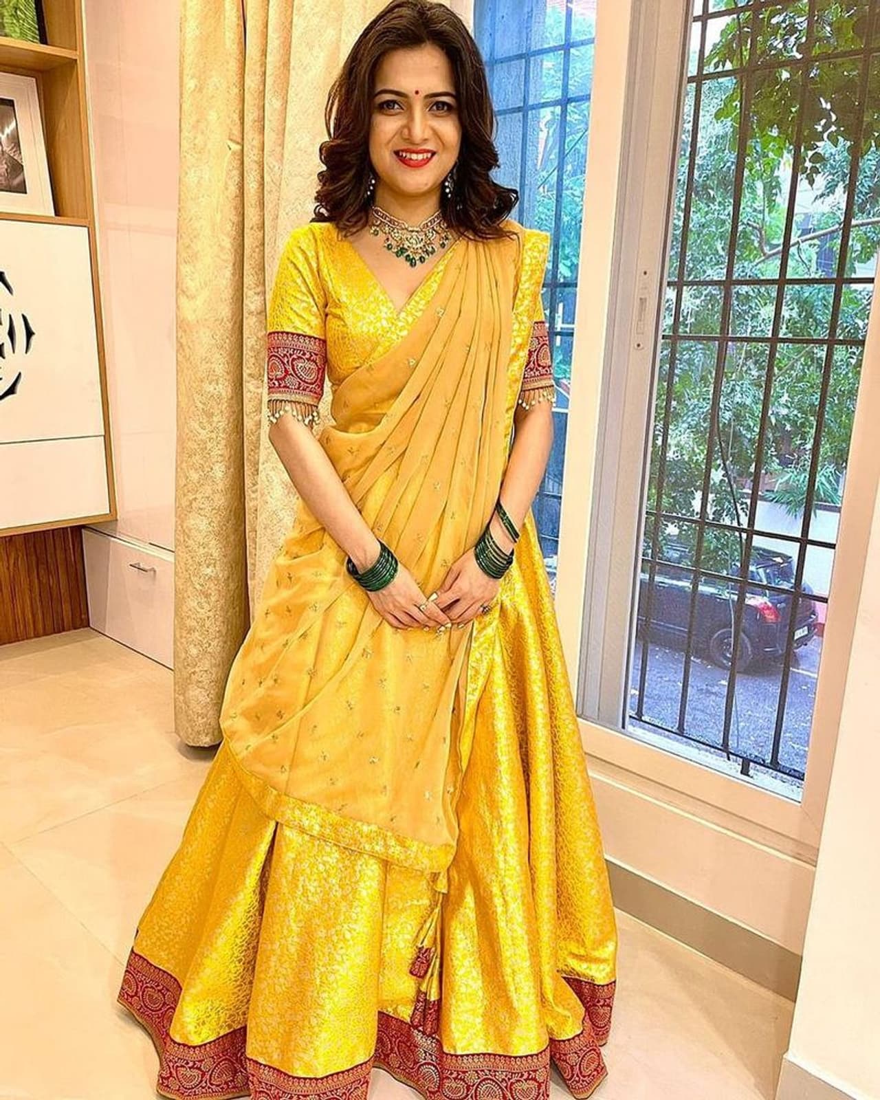 <p>விஜய் டி.வி.யின் பிரபல தொகுப்பாளியாக வலம் வருபவர் திவ்யதர்ஷினி. க்யூட்டான ஸ்மைல், கலகலப்பான பேச்சால் கவரப்பட்ட ரசிகர்கள் இவரை செல்லமாக டிடி என அழைக்கின்றனர். இவரது சகோதரி ப்ரியதர்ஷினியும் தொகுப்பாளியாக உள்ளார்.</p> <p>விஜய் டி.வி.யின் பிரபல தொகுப்பாளியாக வலம் வருபவர் திவ்யதர்ஷினி. க்யூட்டான ஸ்மைல், கலகலப்பான பேச்சால் கவரப்பட்ட ரசிகர்கள் இவரை செல்லமாக டிடி என அழைக்கின்றனர். இவரது சகோதரி ப்ரியதர்ஷினியும் தொகுப்பாளியாக உள்ளார்.</p>