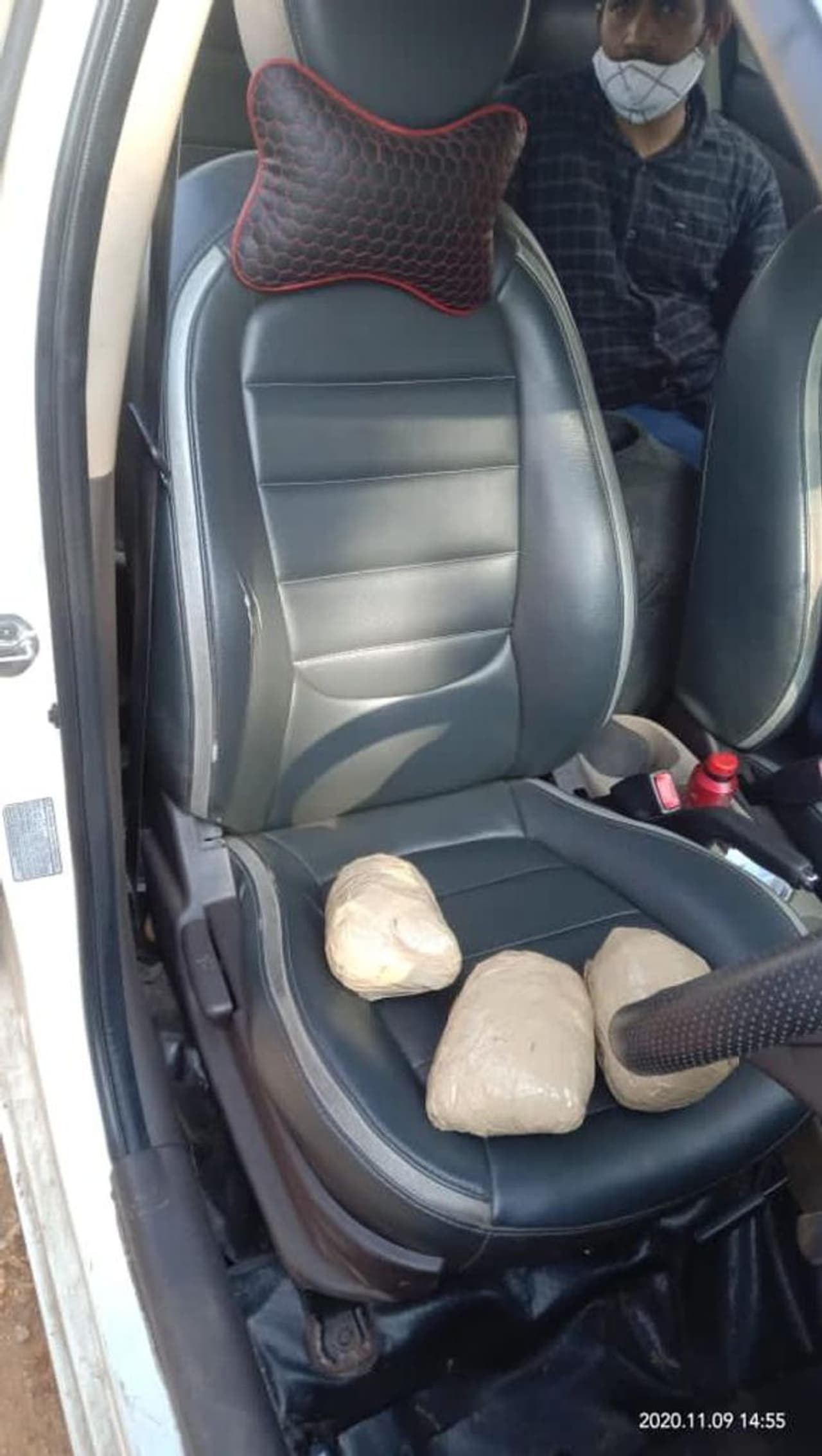 <p>ಅಂತರ್ ರಾಜ್ಯ ಮಾದಕ ಸರಬರಾಜುಗಾರರ ಬಂಧನವಾಗಿದೆ. ರಂಜಿತ್, ಅನೀಶ್, ಹಾಗೂ ಸಾರಂಗ್ ಬಂಧಿತರು. ದೇವನಹಳ್ಳಿ ಟೋಲ್ ಬಳಿ ಹ್ಯಾಶಿಶ್ ಆಯಿಲ್ ಸಾಗಿಸುತ್ತಿದ್ದ ವಾಹನ ವಶಕ್ಕೆ ಪಡೆಯಲಾಗಿದೆ.</p>