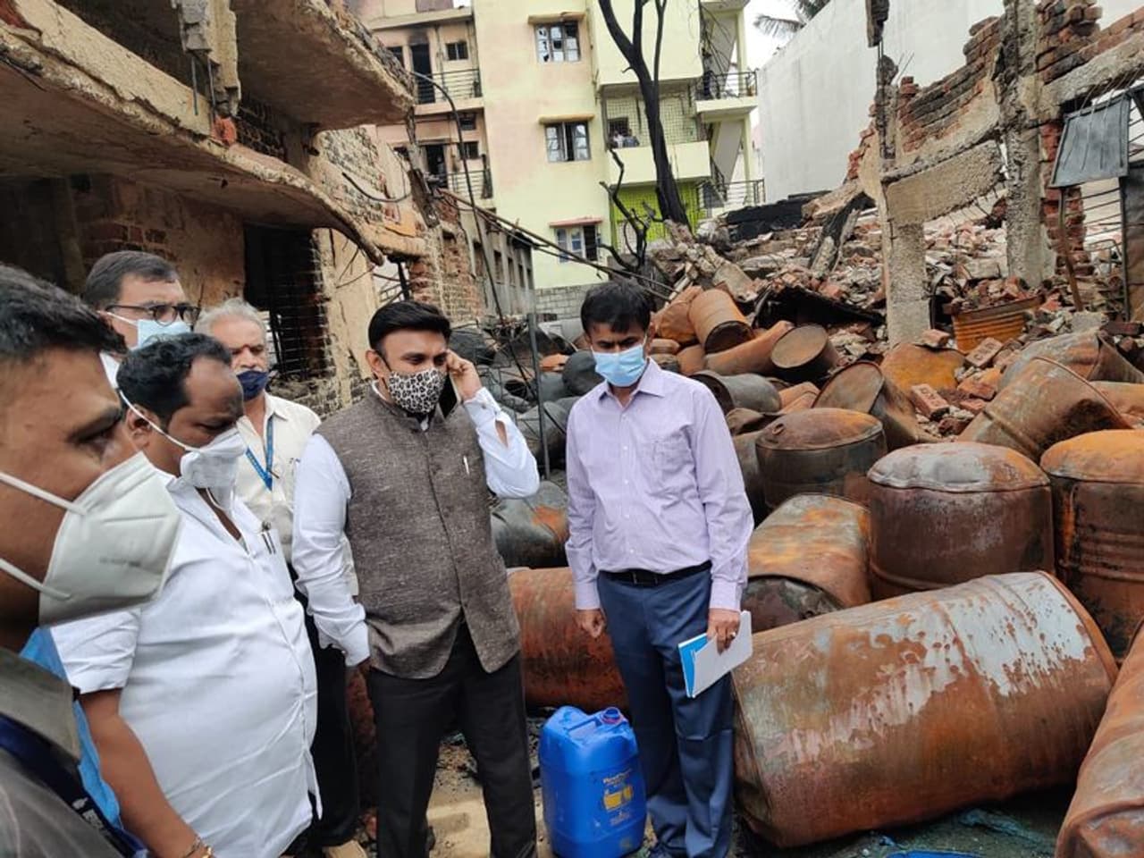 <p>ಮೈಸೂರು ರಸ್ತೆಯ ಹೊಸಗುಡ್ಡಹಳ್ಳಿಯ ಸಂಭವಿಸಿದ್ದ ಅಗ್ನಿ ಅವಘಡ ಘಟನಾ ಸ್ಥಳಕ್ಕೆ ಗುರುವಾರ ಭೇಟಿ ನೀಡಿ ಪರಿಶೀಲಿಸಿದ ಡಾ.ಕೆ.ಸುಧಾಕರ್ </p> <p>ಮೈಸೂರು ರಸ್ತೆಯ ಹೊಸಗುಡ್ಡಹಳ್ಳಿಯ ಸಂಭವಿಸಿದ್ದ ಅಗ್ನಿ ಅವಘಡ ಘಟನಾ ಸ್ಥಳಕ್ಕೆ ಗುರುವಾರ ಭೇಟಿ ನೀಡಿ ಪರಿಶೀಲಿಸಿದ ಡಾ.ಕೆ.ಸುಧಾಕರ್ </p>